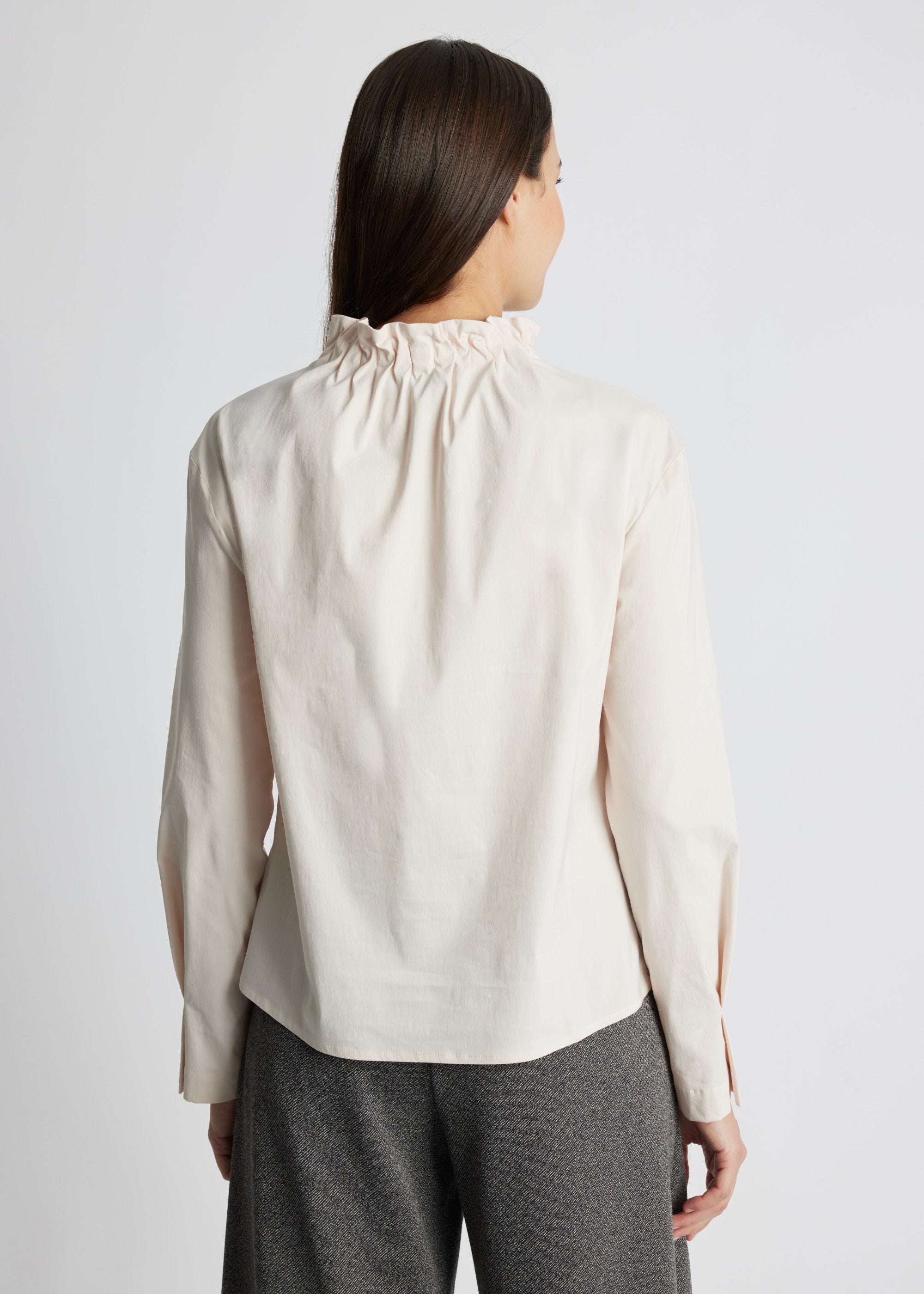 Gerade Bluse BLYNA gerafftem, hohen Kragen und langen Ärmeln in Beige
