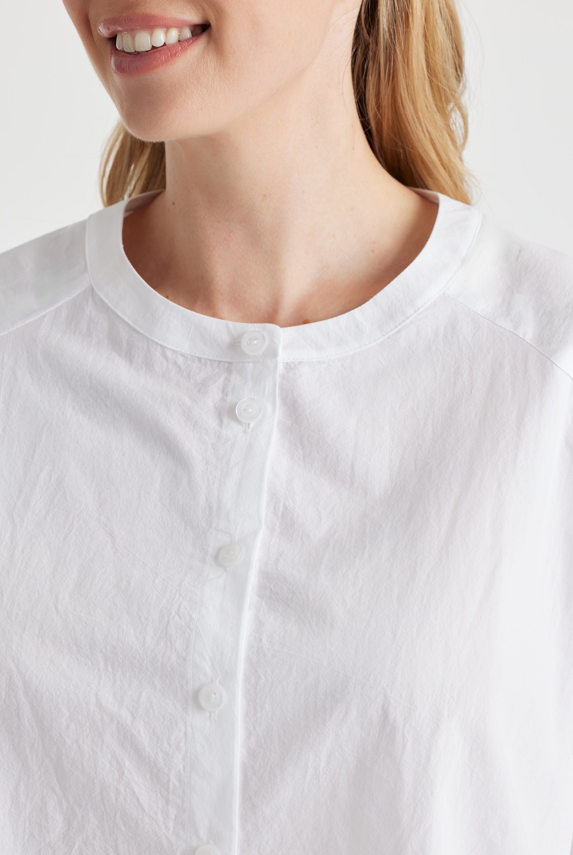 Bluse BLOMBERGA mit Knopfleiste, 3/4-Ärmeln und abgerundetem Saum in Weiß