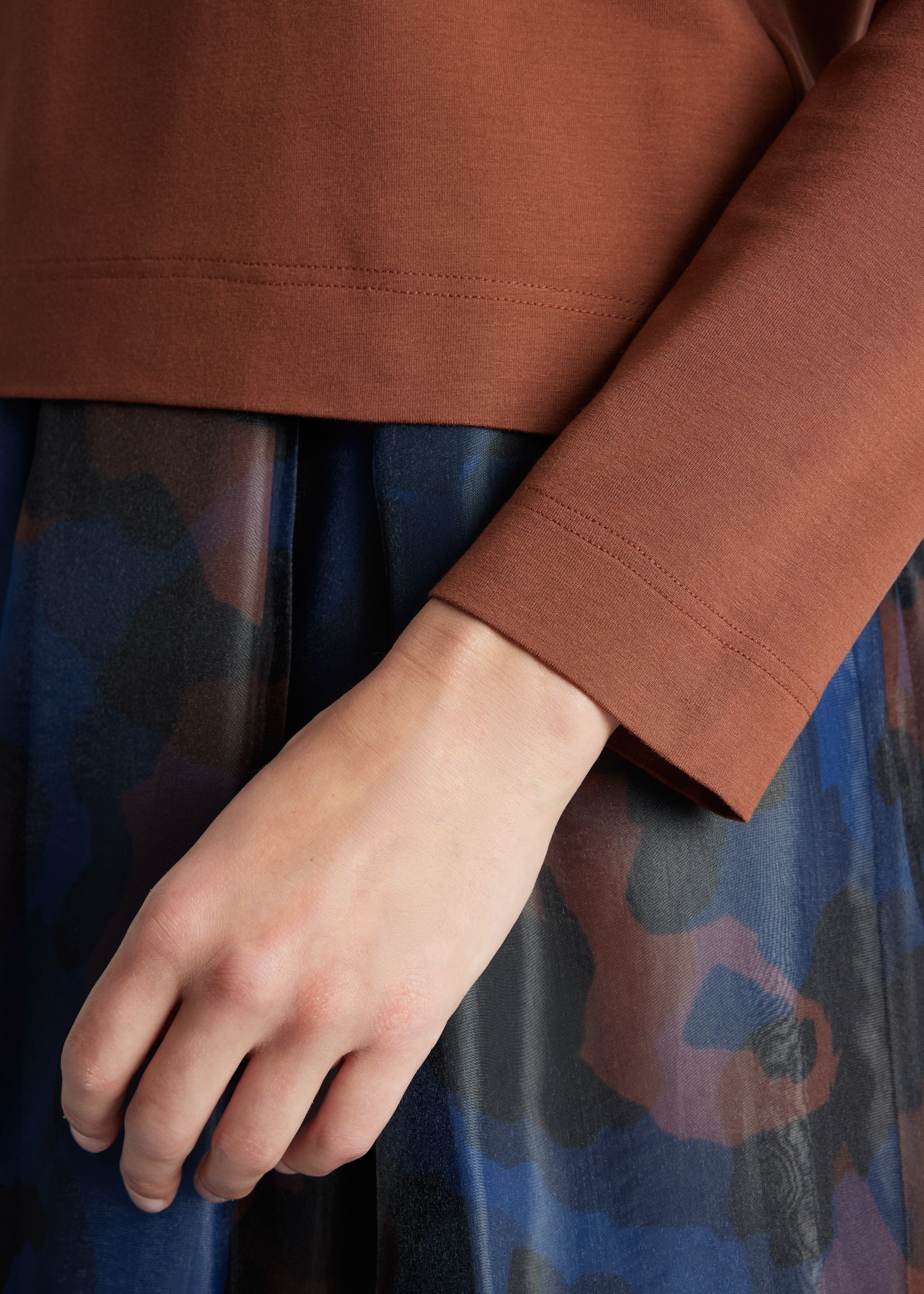 Gerades Shirt CESONTA mit geradem Ausschnitt und langen Ärmeln in Hellbraun