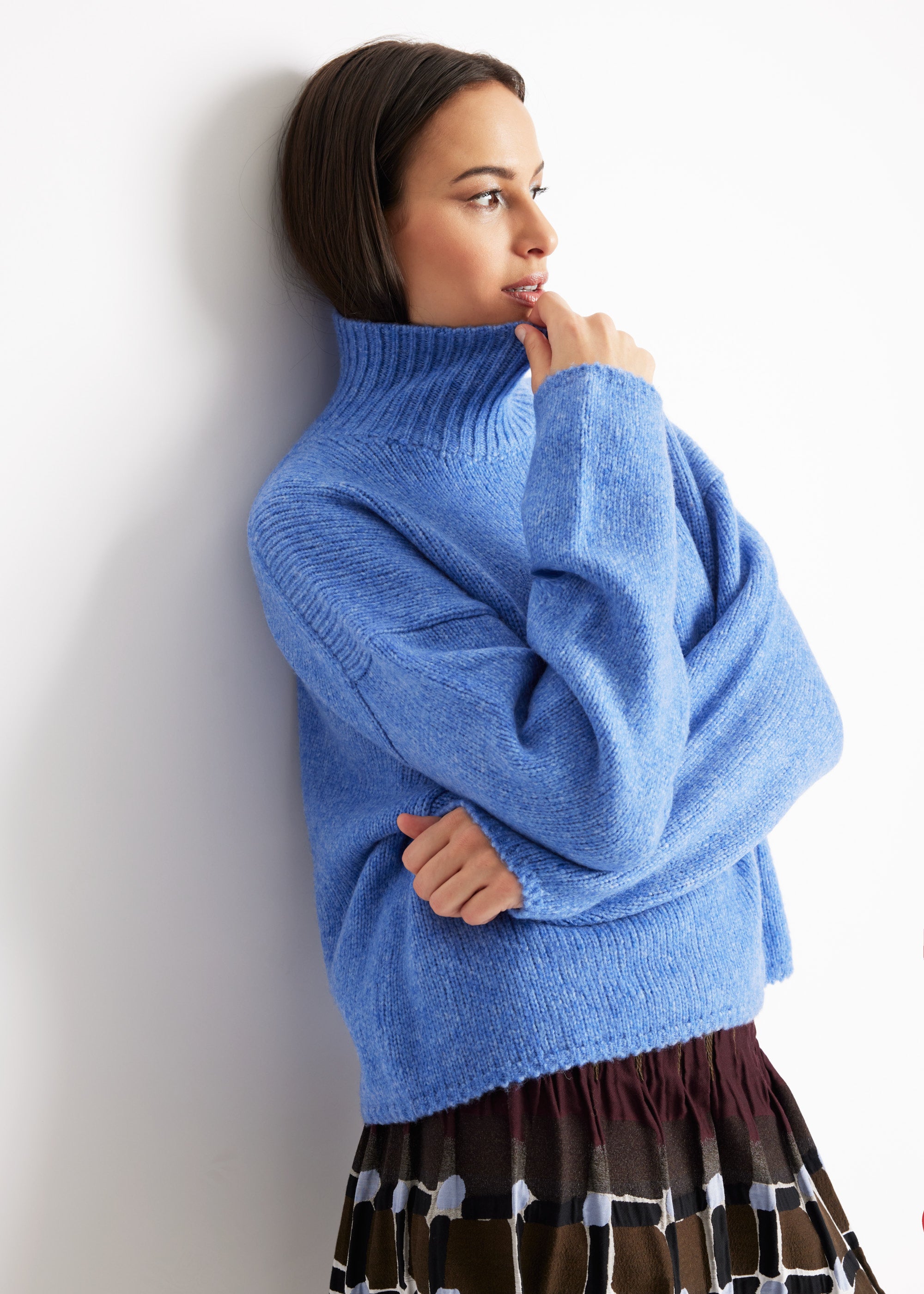 Legerer Strickpullover DEROLY mit hohem Kragen und langen Ärmeln in Hellblau
