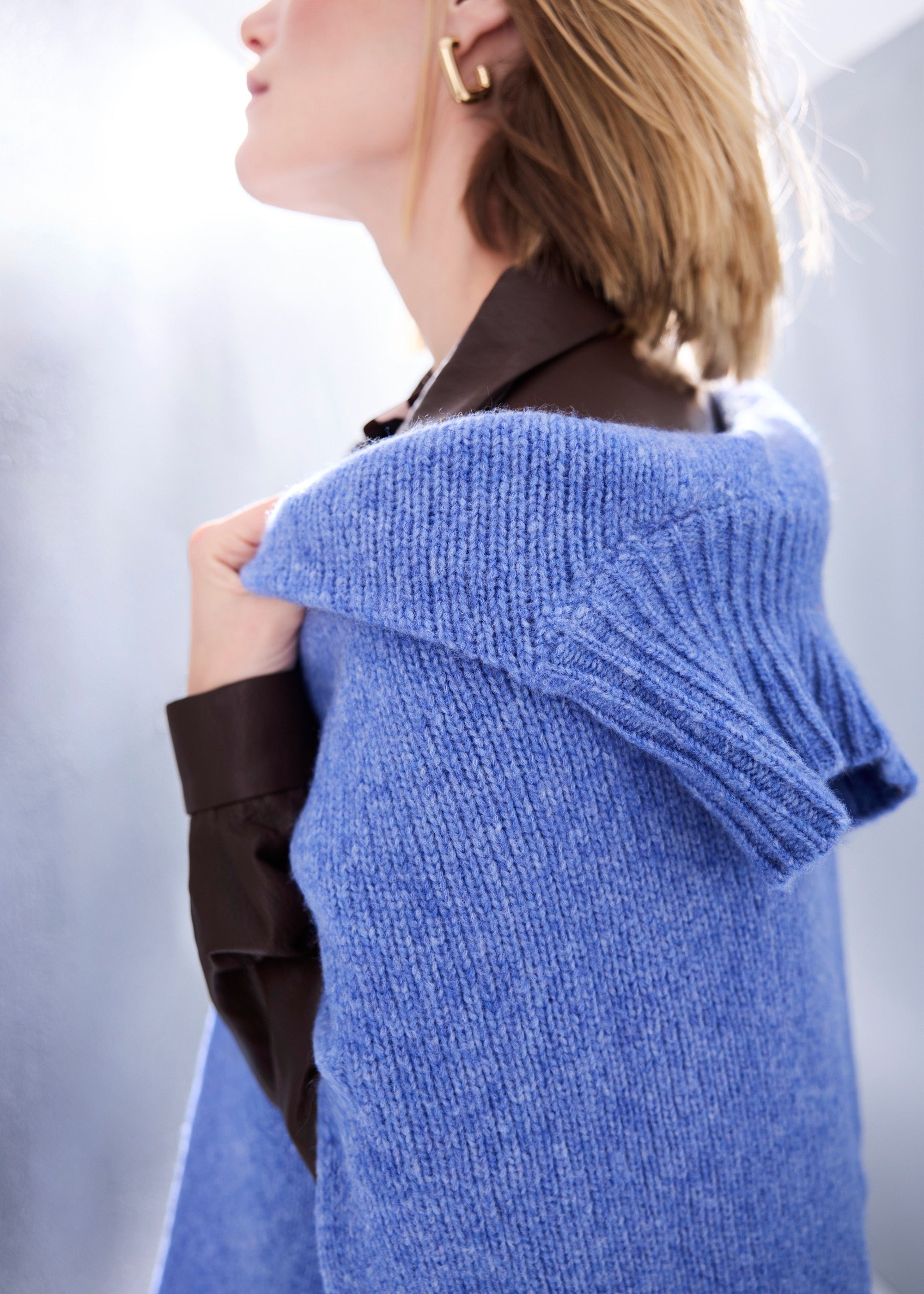 Legerer Strickpullover DEROLY mit hohem Kragen und langen Ärmeln in Hellblau