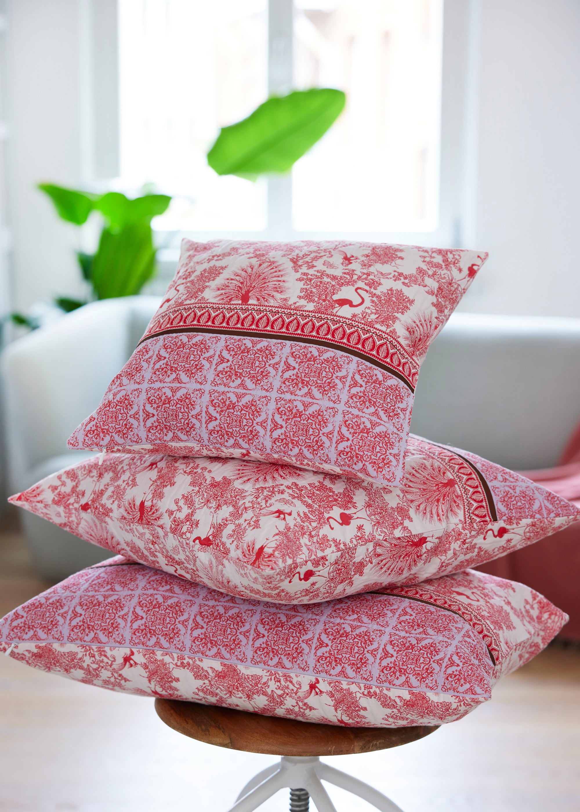 Gewebte Dekokissenhülle EVELIN in Größe 40x40 cm aus edlem Jacquard-Stoff mit weiss-rotem Pfauen-Muster