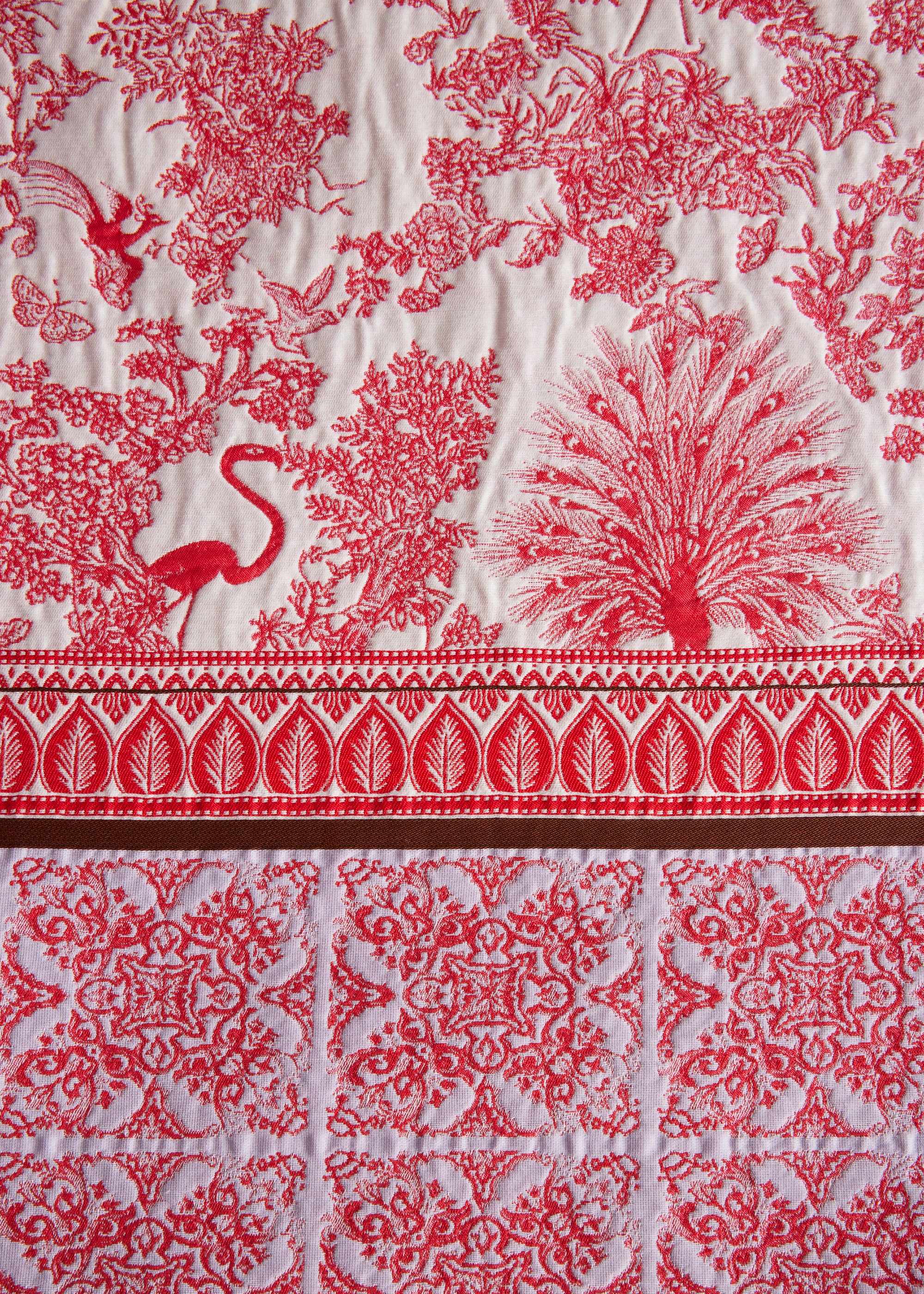 Gewebte Dekokissenhülle EVELIN in Größe 40x40 cm aus edlem Jacquard-Stoff mit weiss-rotem Pfauen-Muster