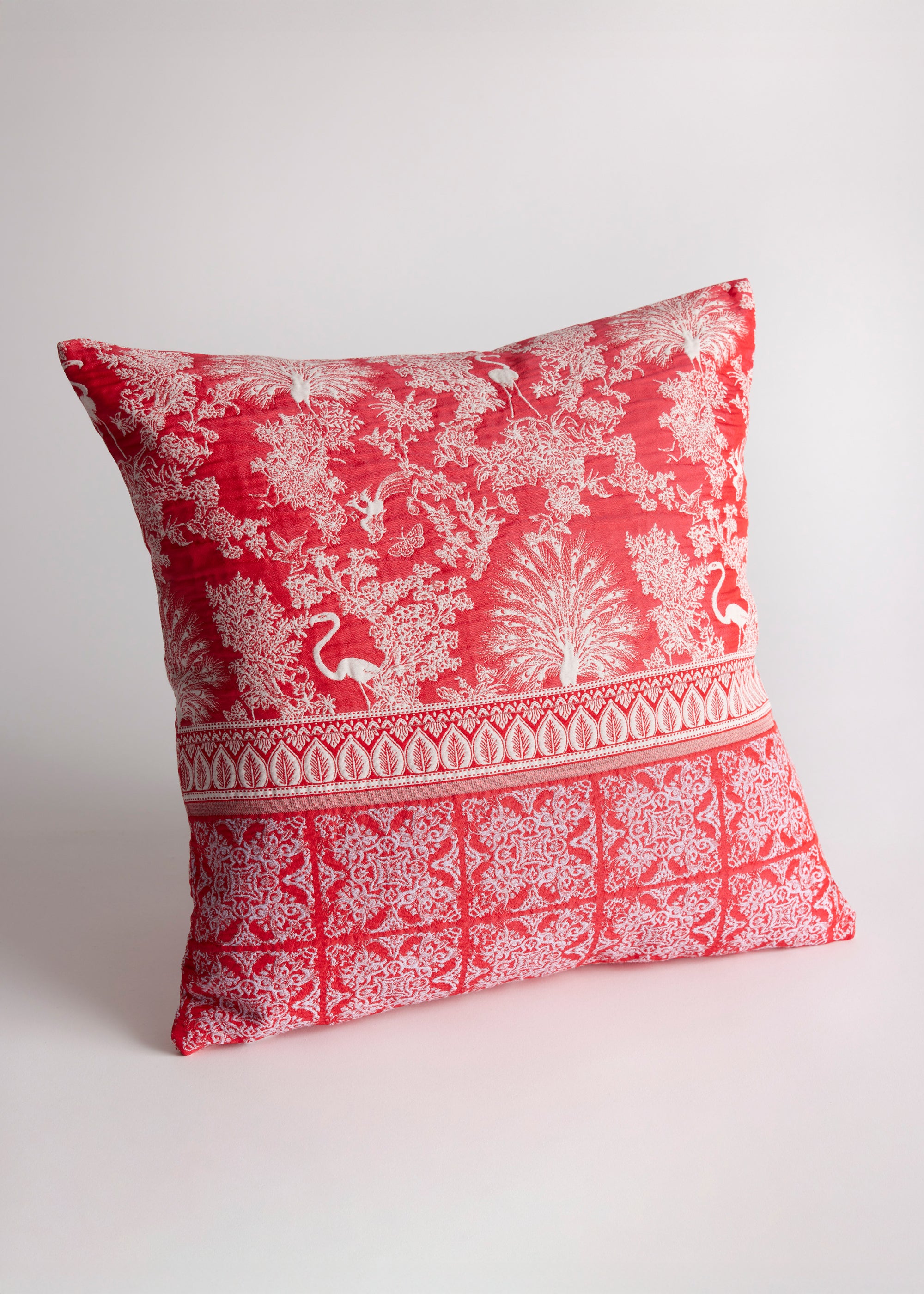 Gewebte Dekokissenhülle EVELIN in Größe 40x40 cm aus edlem Jacquard-Stoff mit weiss-rotem Pfauen-Muster