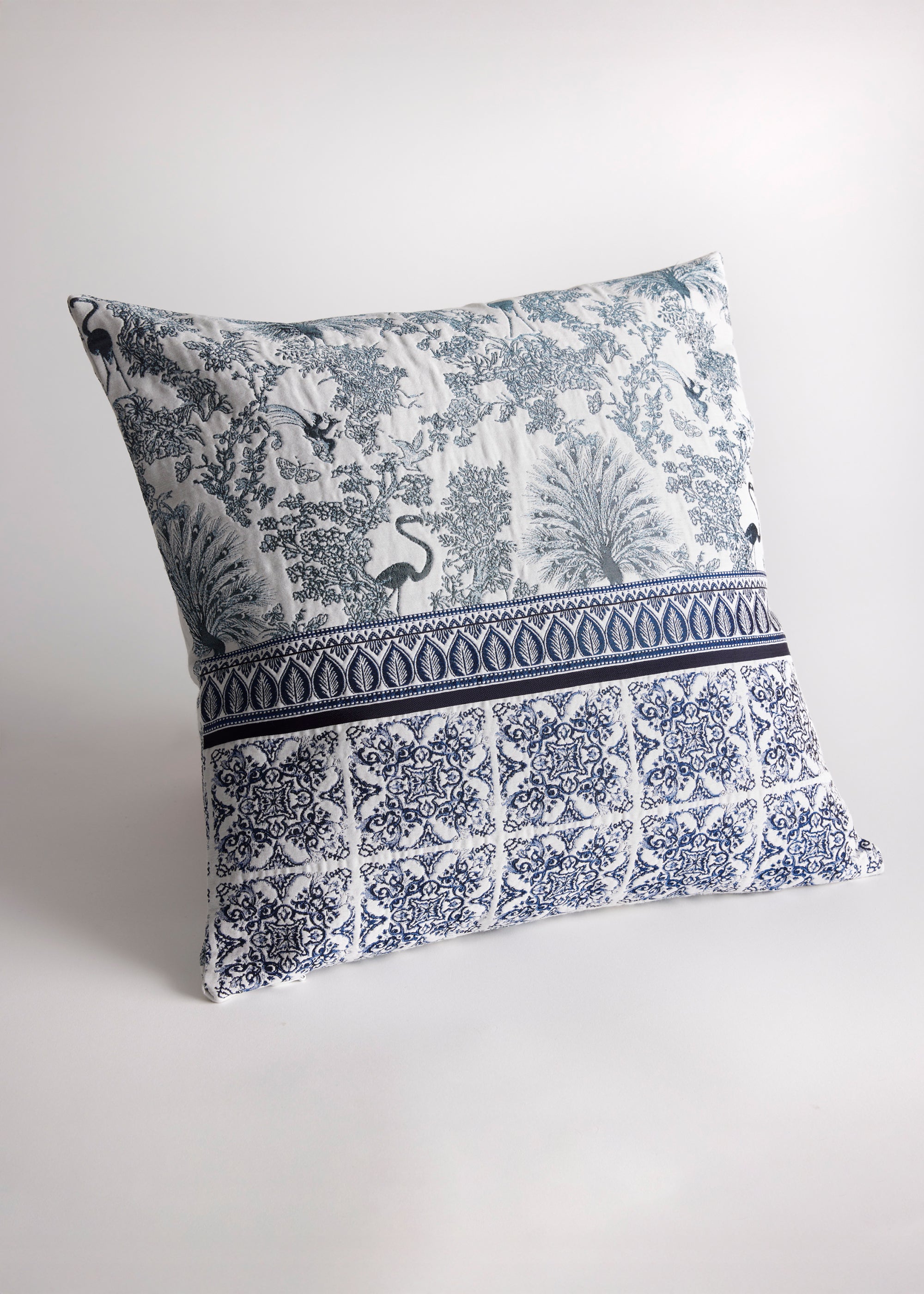 Gewebte Dekokissenhülle EVELIN in Größe 40x40 cm aus edlem Jacquard-Stoff mit dunkelblauem Pfauen-Muster