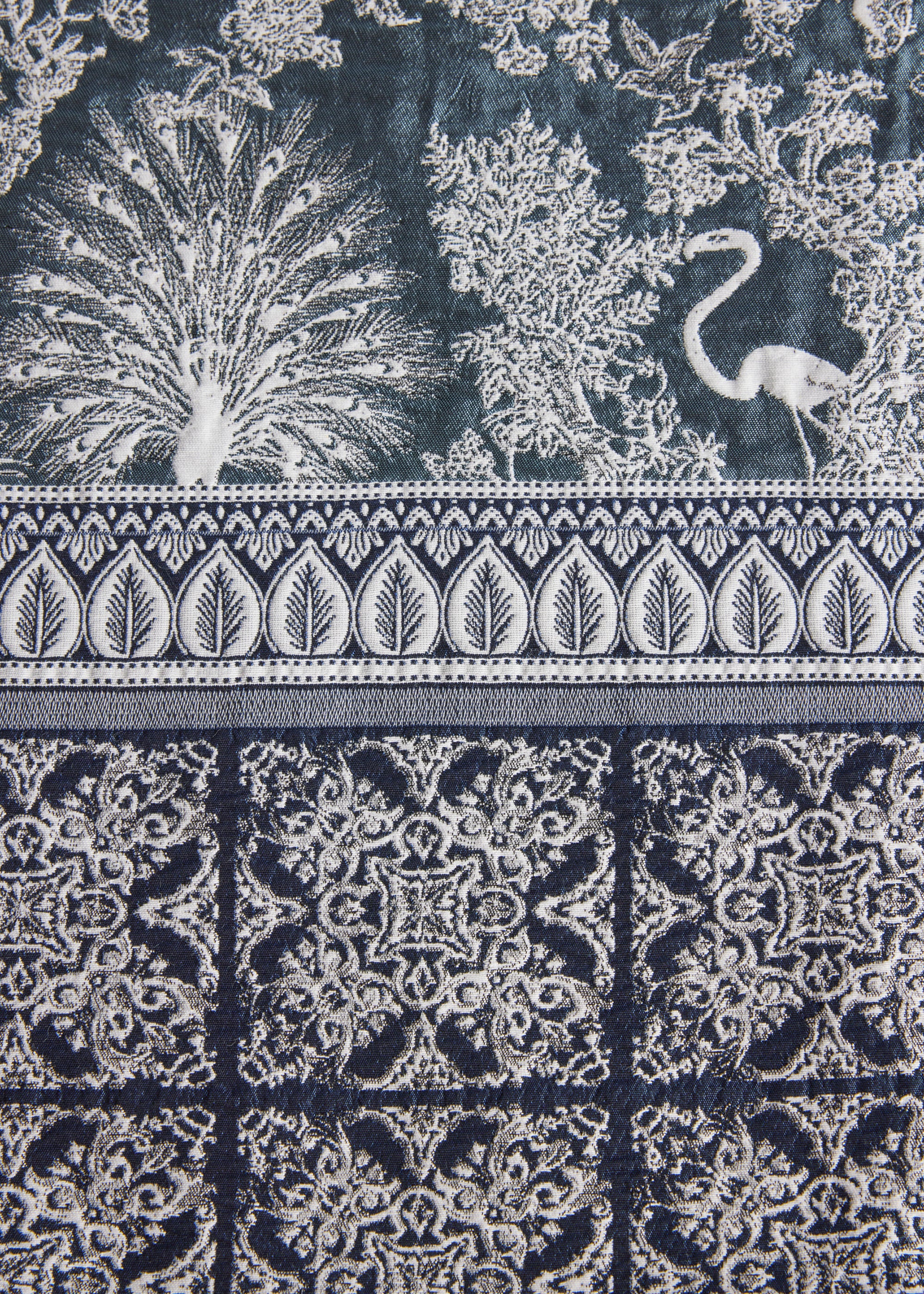 Gewebte Dekokissenhülle EVELIN in Größe 40x40 cm aus edlem Jacquard-Stoff mit petrolfarbenem Pfauen-Muster