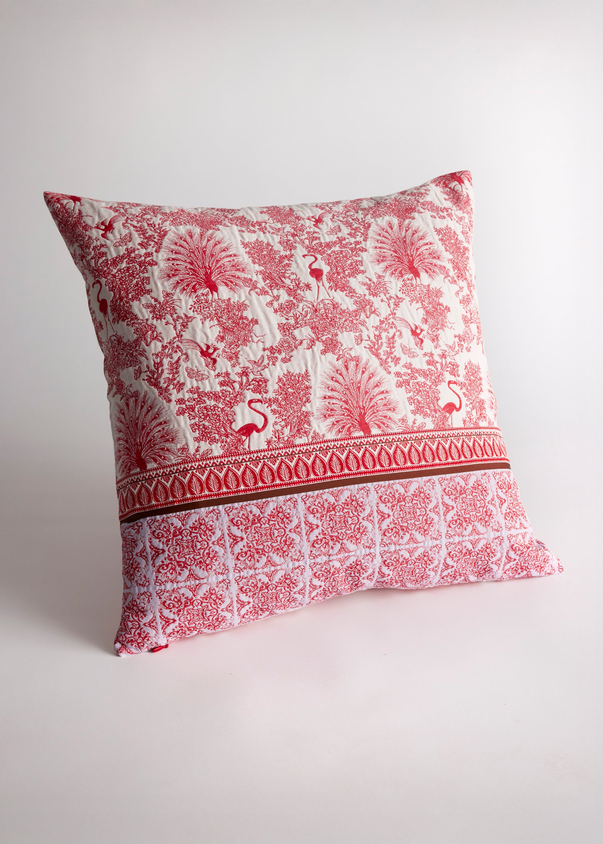 Gewebte Dekokissenhülle EVELIN in Größe 50x50 cm aus edlem Jacquard-Stoff mit weiss-rotem Pfauen-Muster