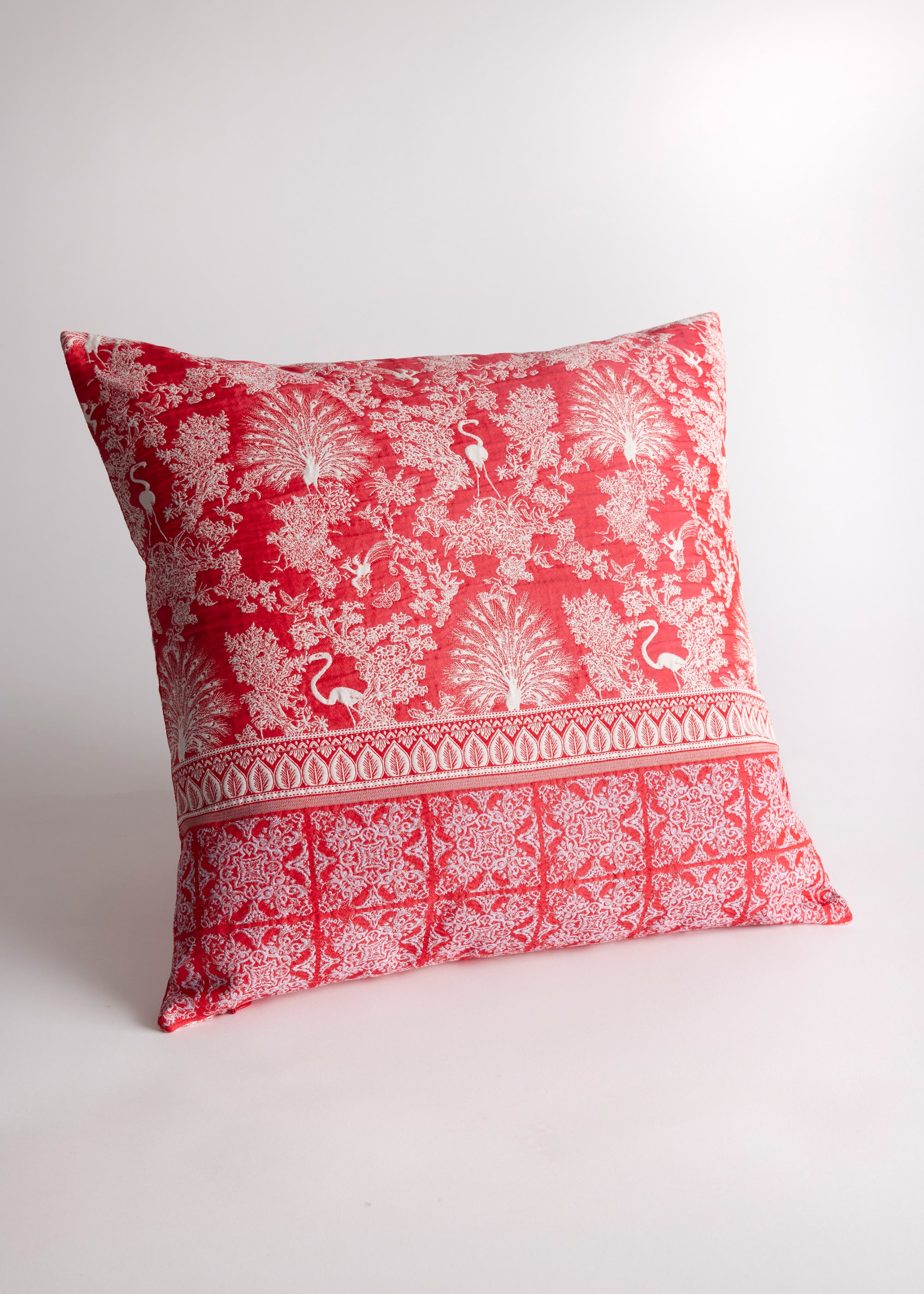 Gewebte Dekokissenhülle EVELIN in Größe 50x50 cm aus edlem Jacquard-Stoff mit weiss-rotem Pfauen-Muster