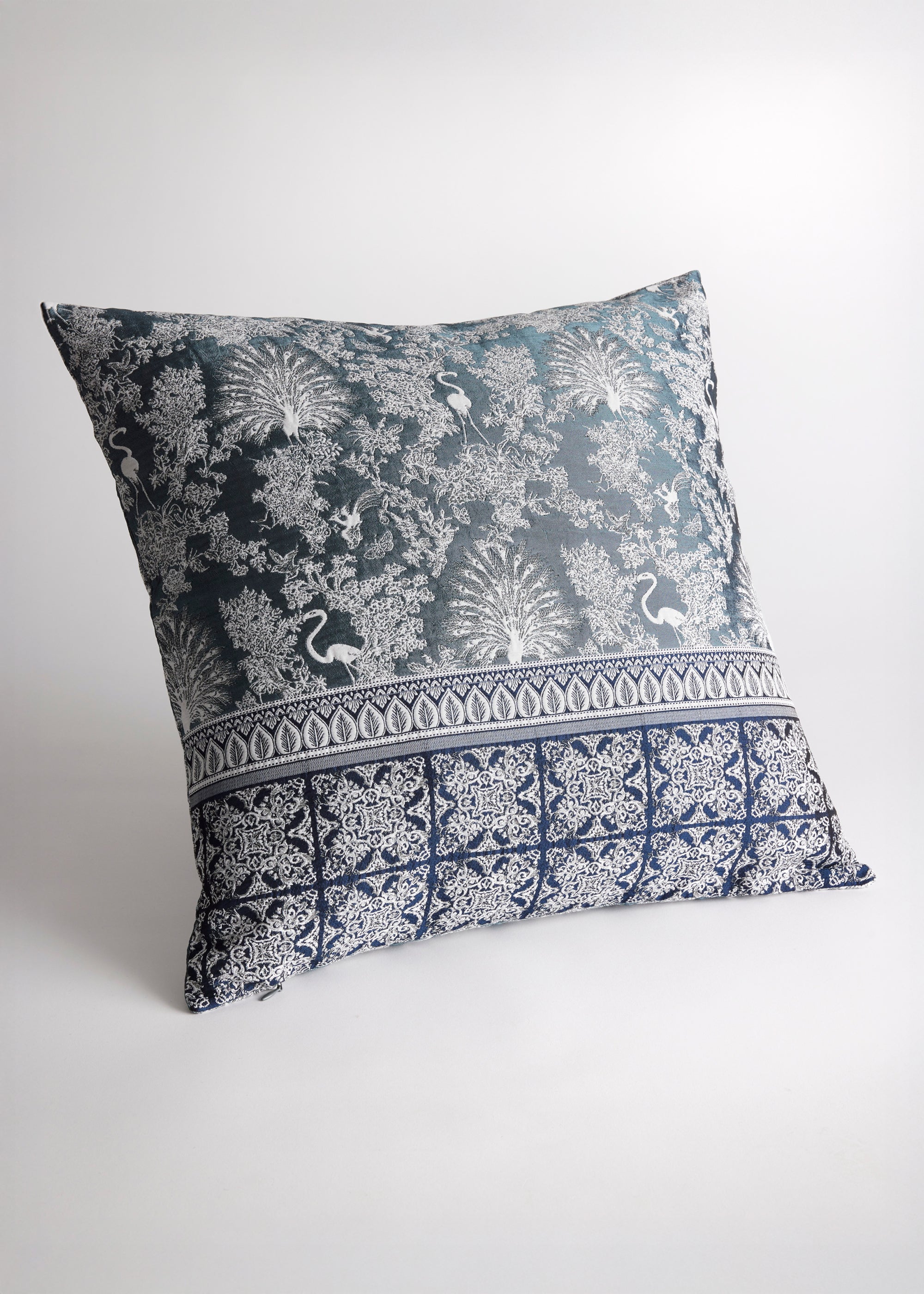 Gewebte Dekokissenhülle EVELIN in Größe 50x50 cm aus edlem Jacquard-Stoff mit dunkelblauem Pfauen-Muster