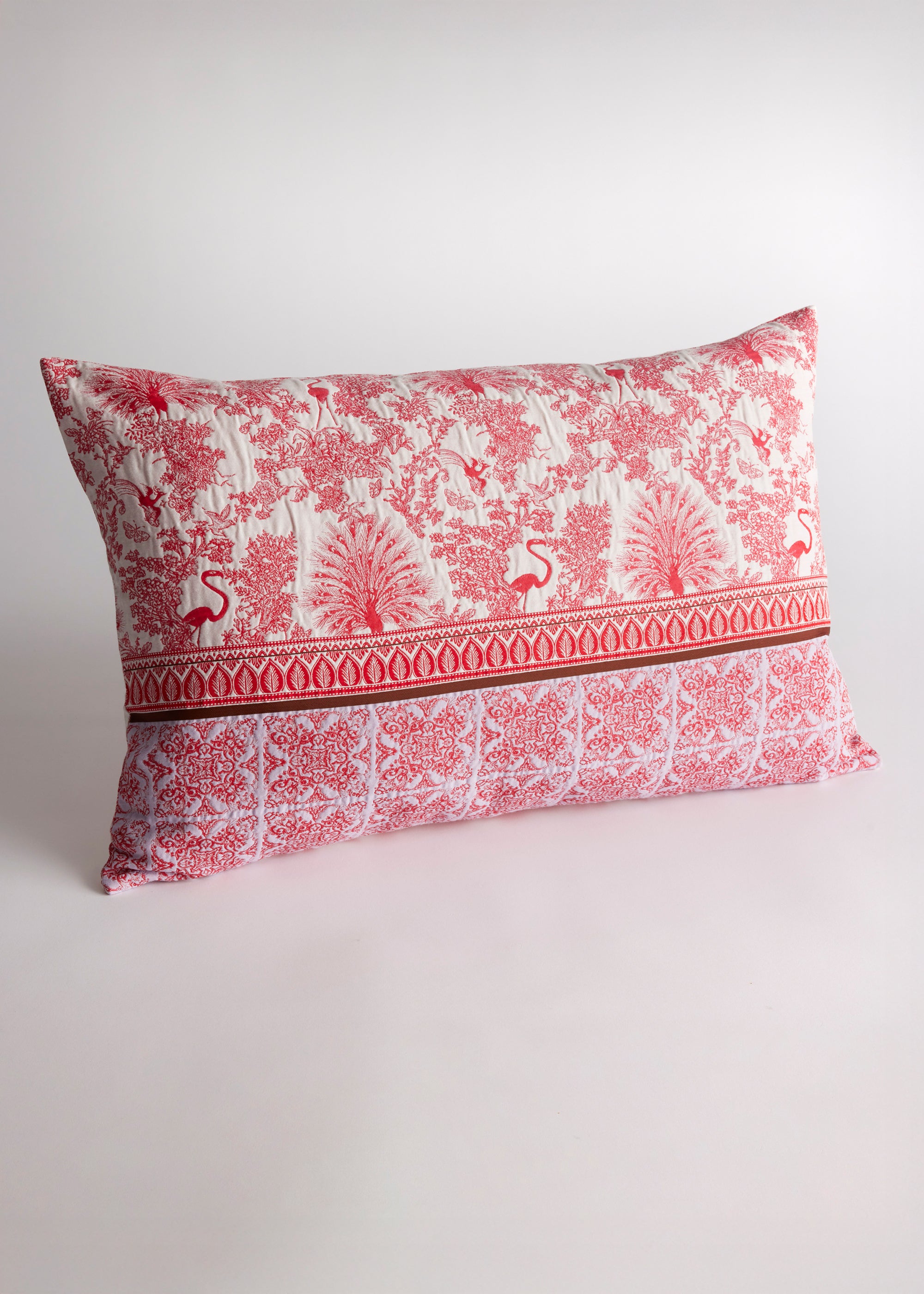 Gewebte Dekokissenhülle EVELIN in Größe 40x60 cm aus edlem Jacquard-Stoff mit weiss-rotem Pfauen-Muster