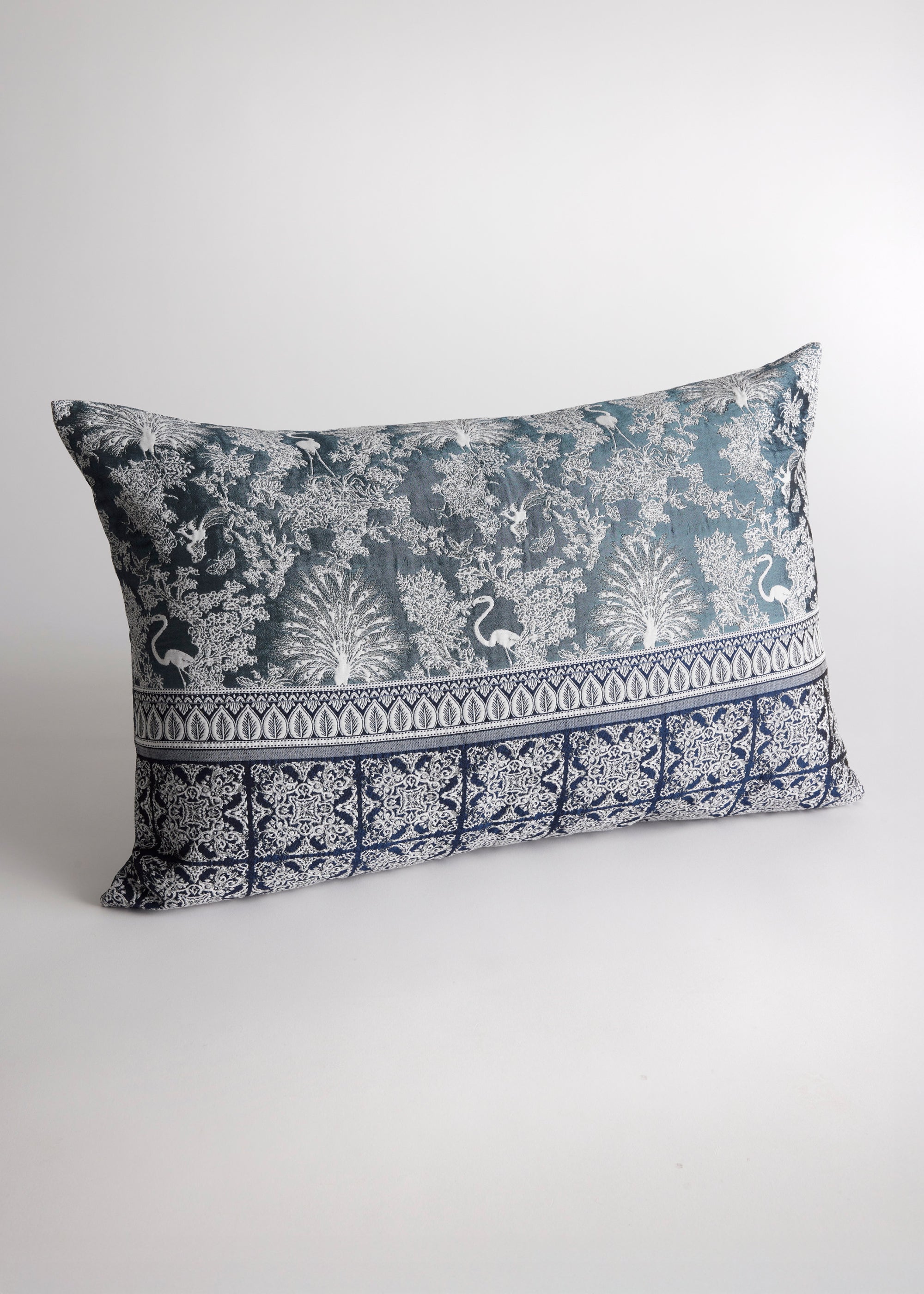 Gewebte Dekokissenhülle EVELIN in Größe 40x60 cm aus edlem Jacquard-Stoff mit petrolfarbenem Pfauen-Muster