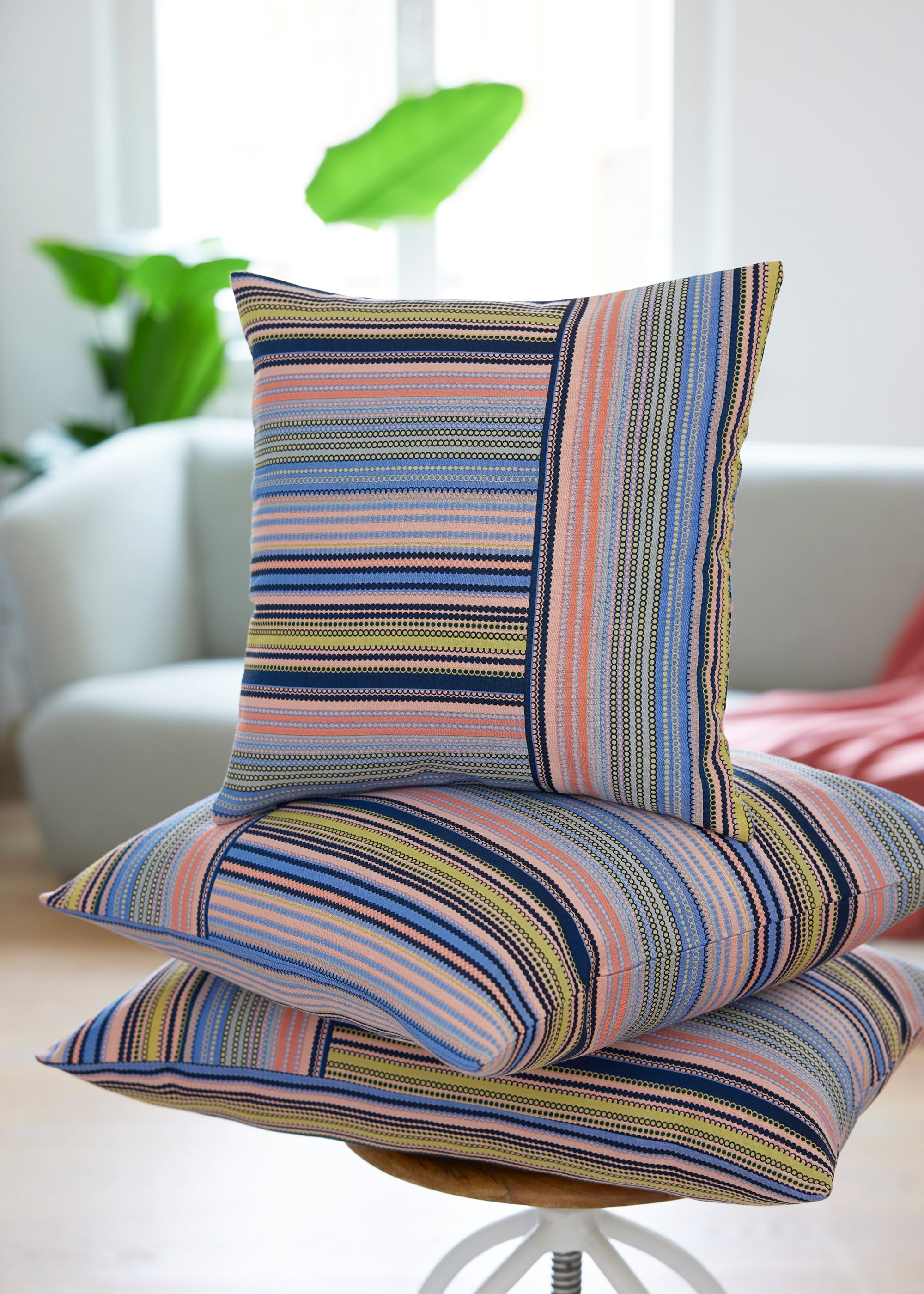 Gewebte Dekokissenhülle ELENA in Größe 40x40cm aus edlem Jacquard-Stoff mit geometrischem Muster in Rosa