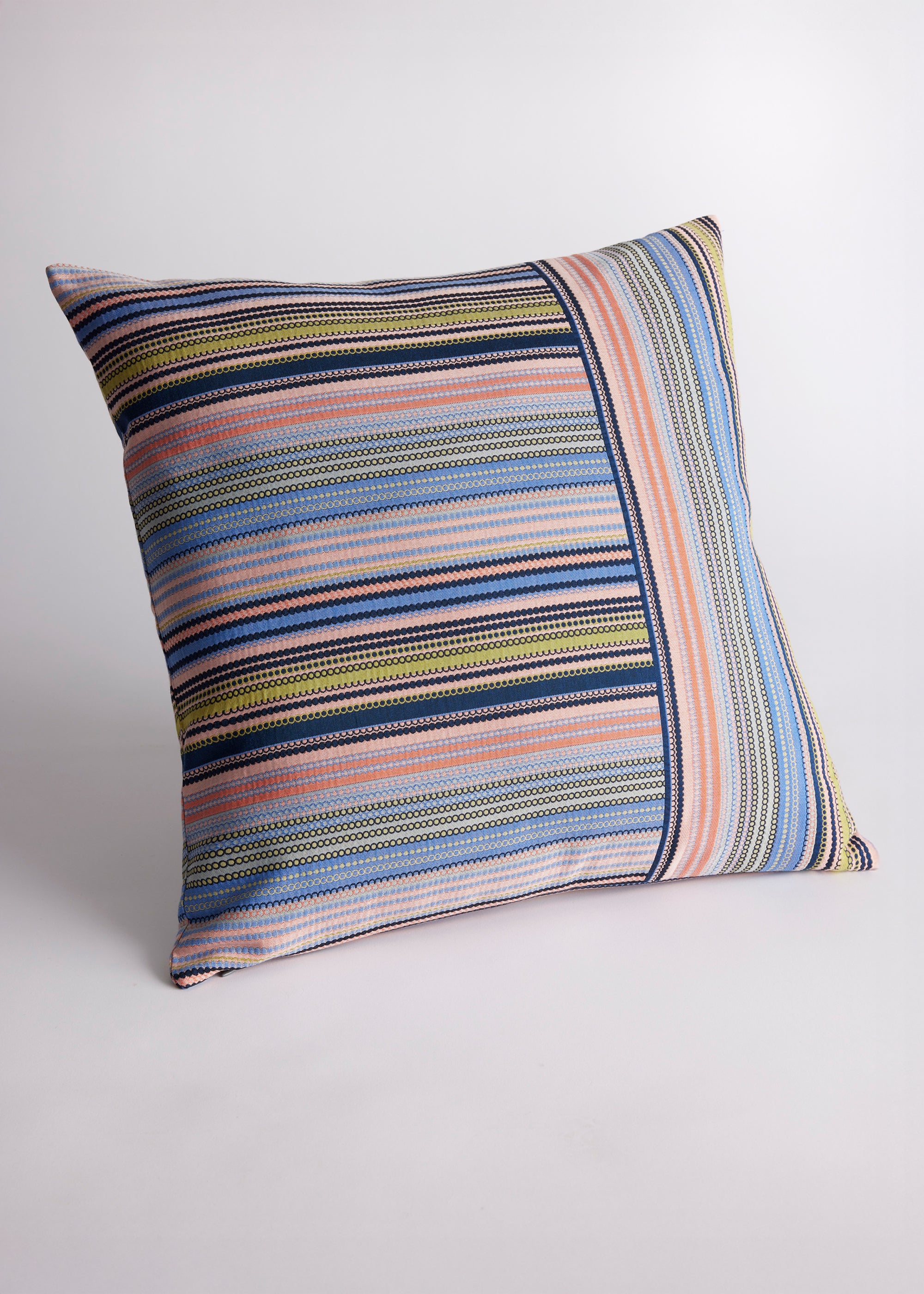 Gewebte Dekokissenhülle ELENA in Größe 50x50cm aus edlem Jacquard-Stoff mit geometrischem Muster in Rosa