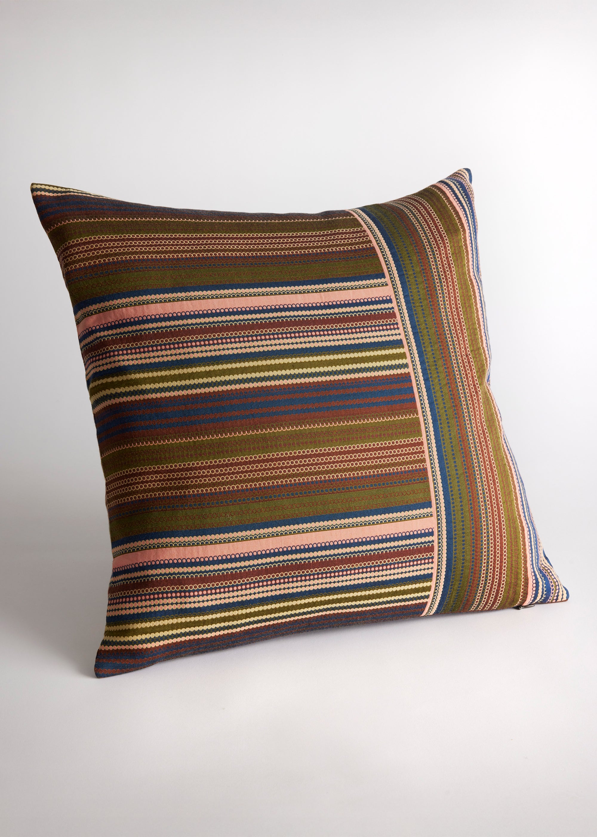 Gewebte Dekokissenhülle ELENA in Größe 50x50cm aus edlem Jacquard-Stoff mit geometrischem Muster in Grün