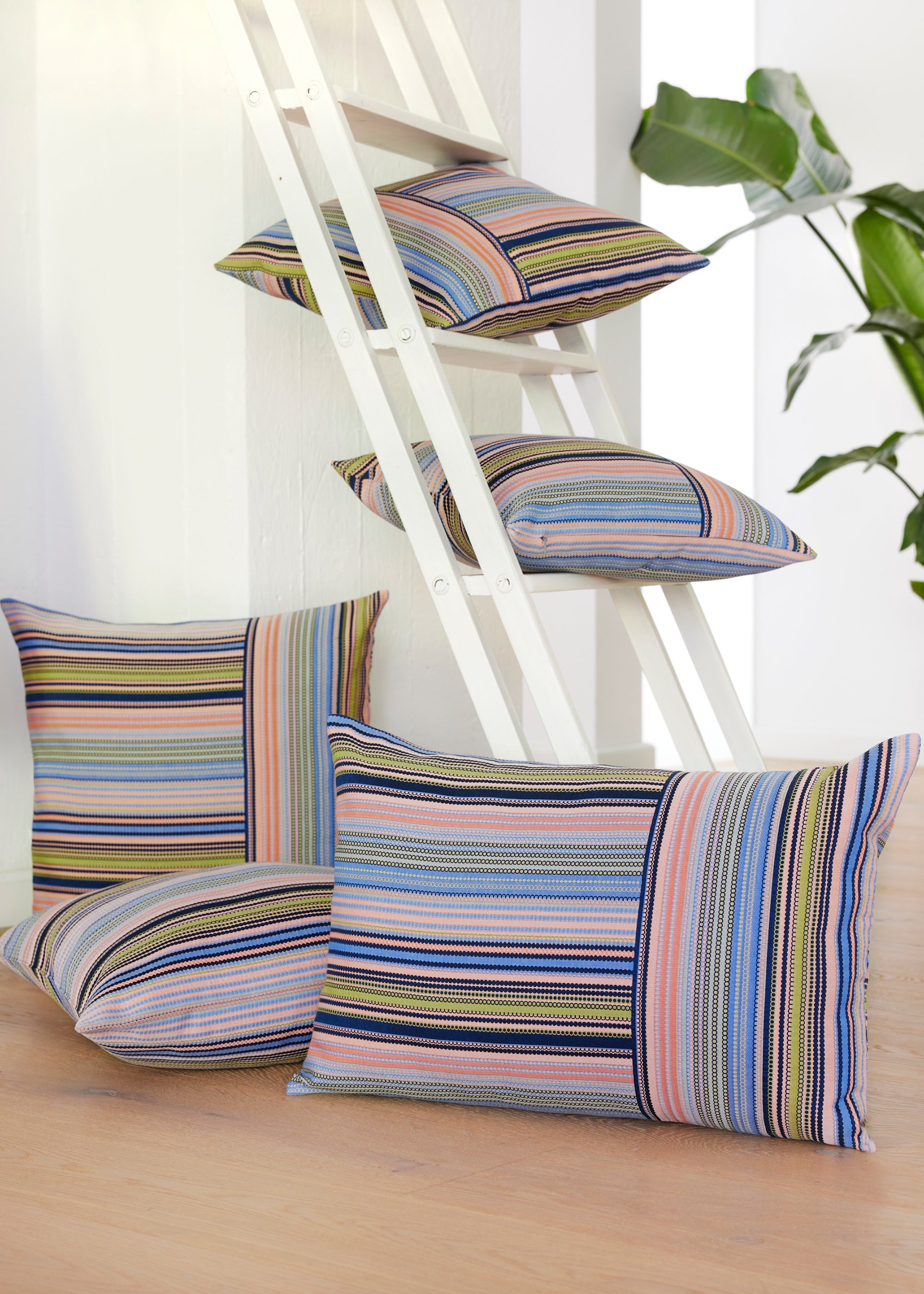 Gewebte Dekokissenhülle ELENA in Größe 40x60cm aus edlem Jacquard-Stoff mit geometrischem Muster in Rosa