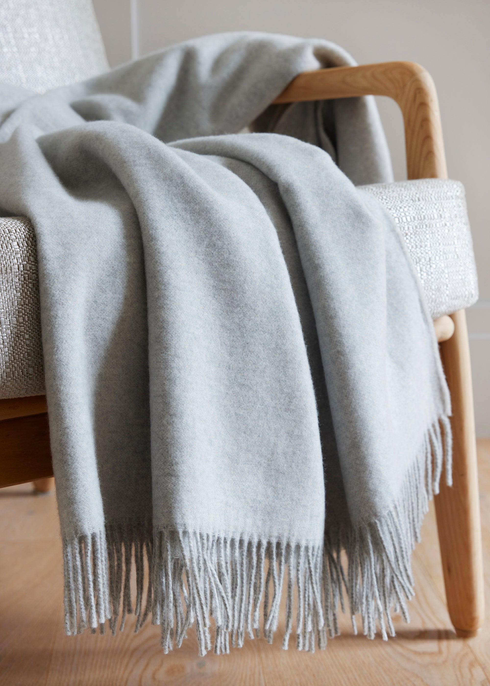 Decke LANA in Größe 130×180cm aus extrafeiner Schurwolle, gefertigt in Doubleface-Machart in Grau