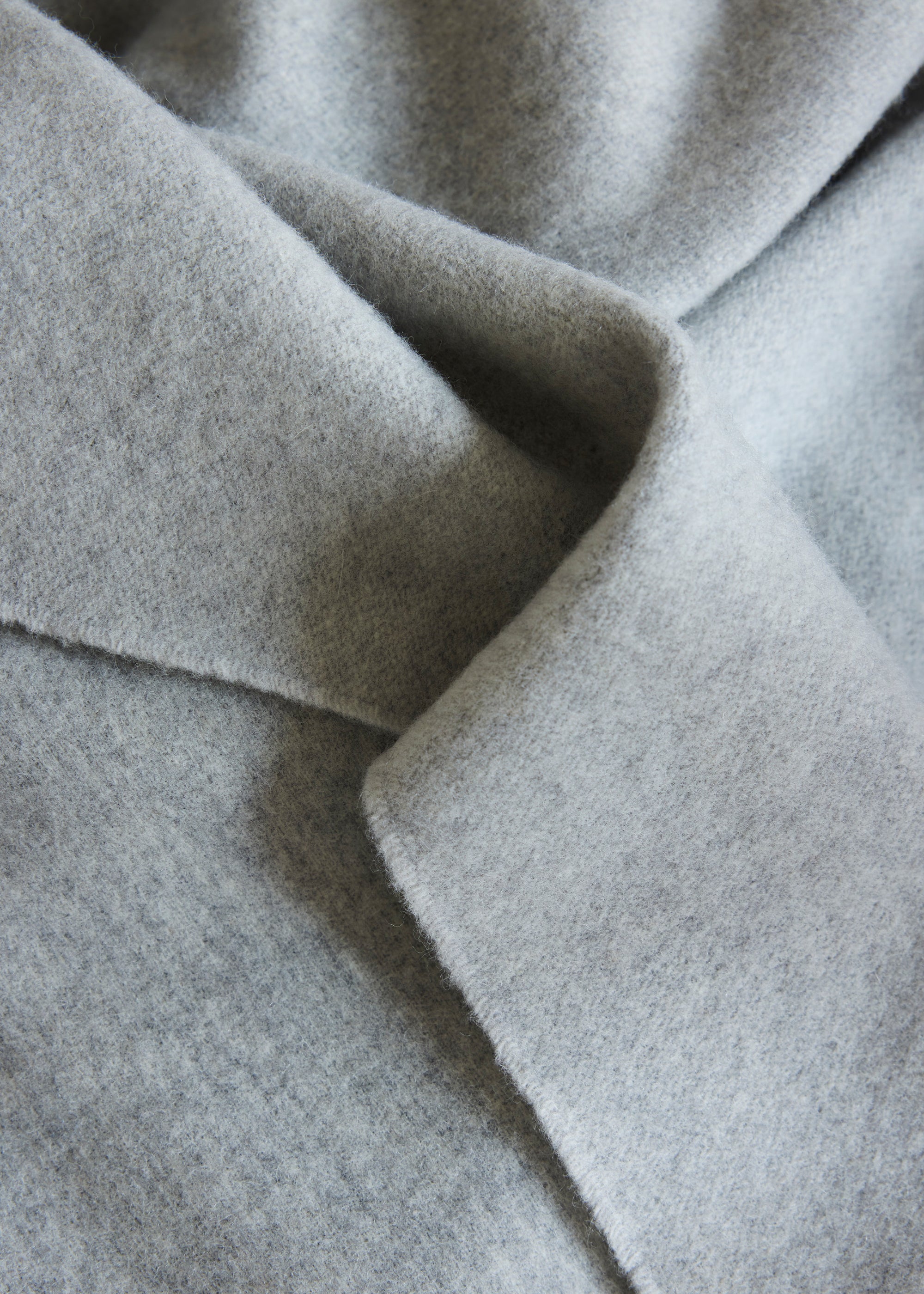 Decke LANA in Größe 130×180cm aus extrafeiner Schurwolle, gefertigt in Doubleface-Machart in Grau