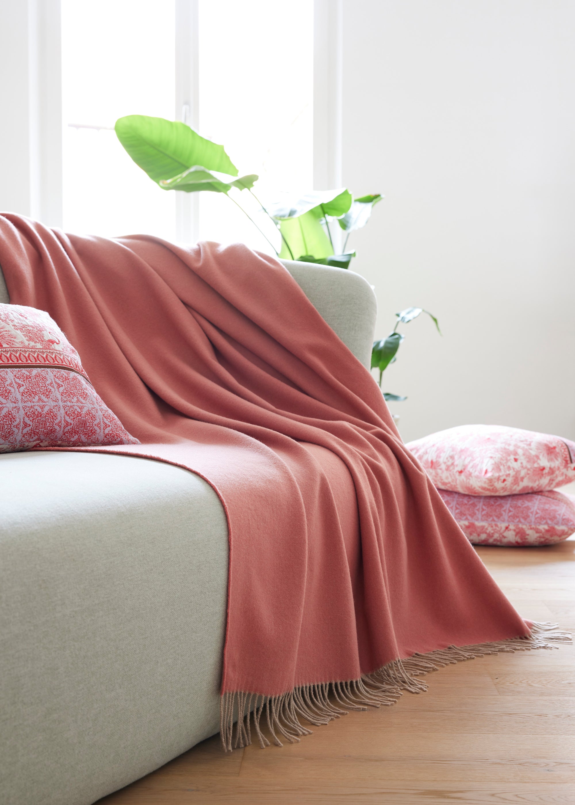 Decke LANA in Größe 130×180cm aus extrafeiner Schurwolle, gefertigt in Doubleface-Machart in zwei Rosatönen