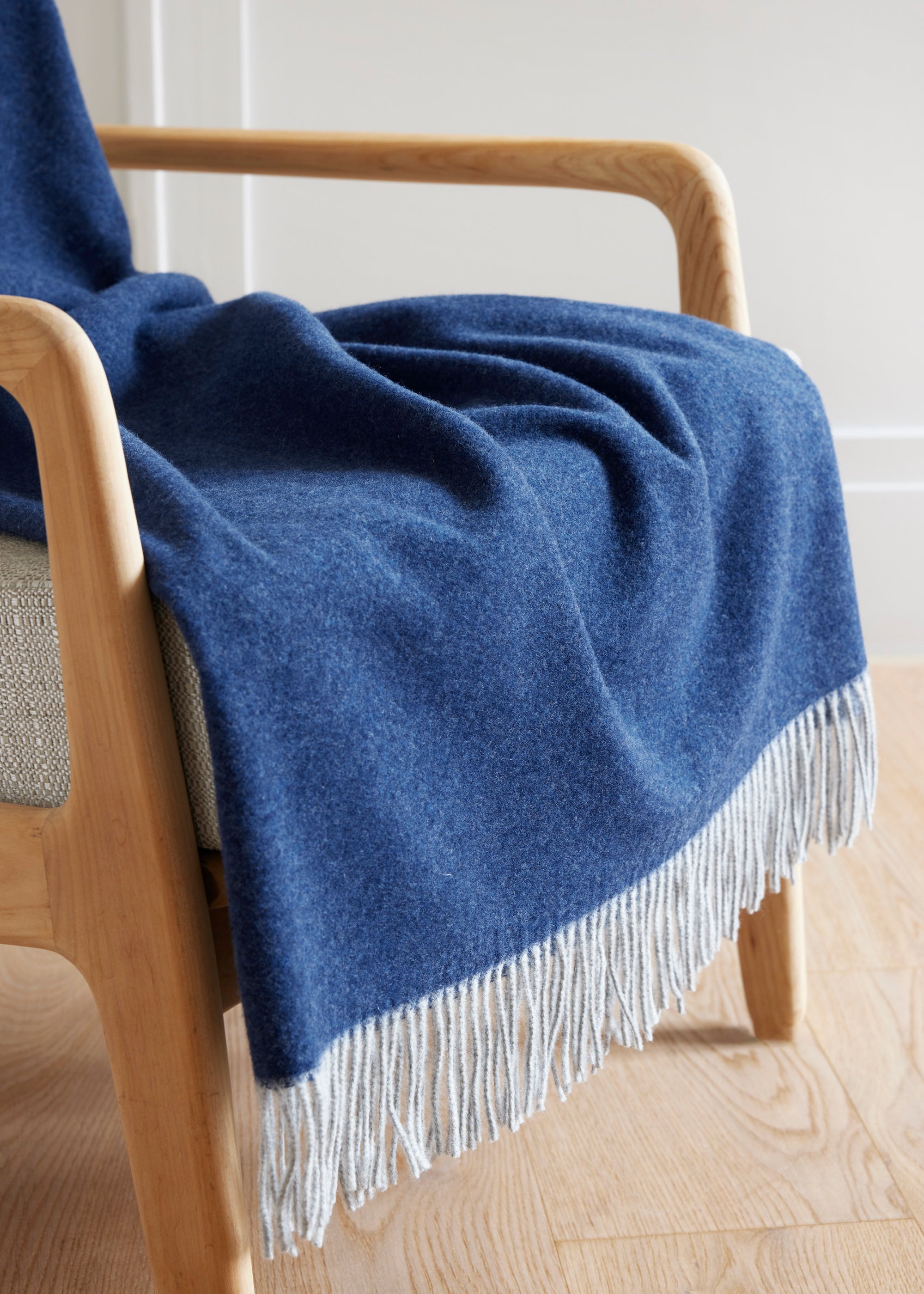 Decke LANA in Größe 130×180cm aus extrafeiner Schurwolle, gefertigt in Doubleface-Machart in zwei Dunkelblautönen