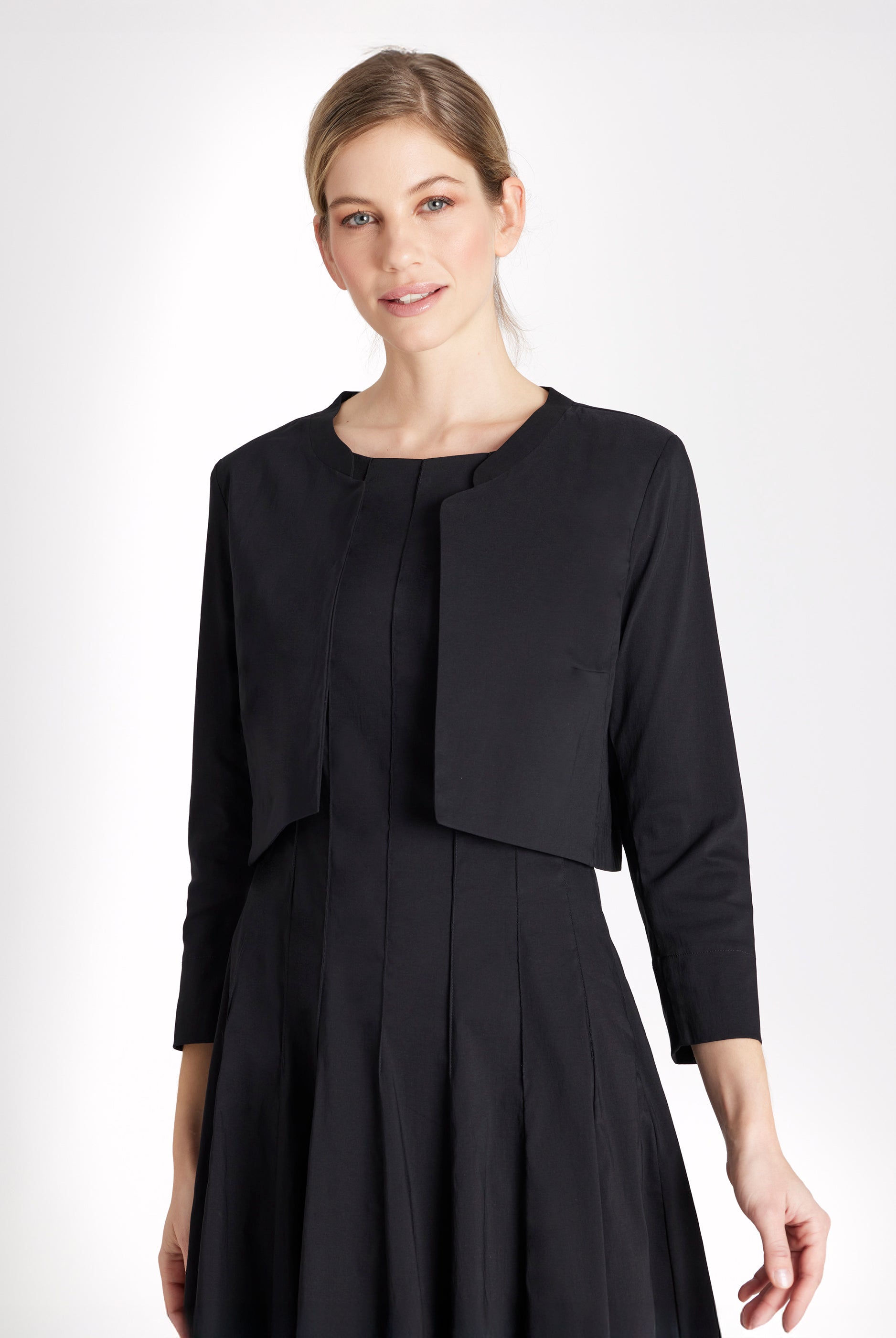 Bolero MYAGO mit kleinem Stehkragen, 3/4-Ärmeln und ohne Verschluss in Schwarz