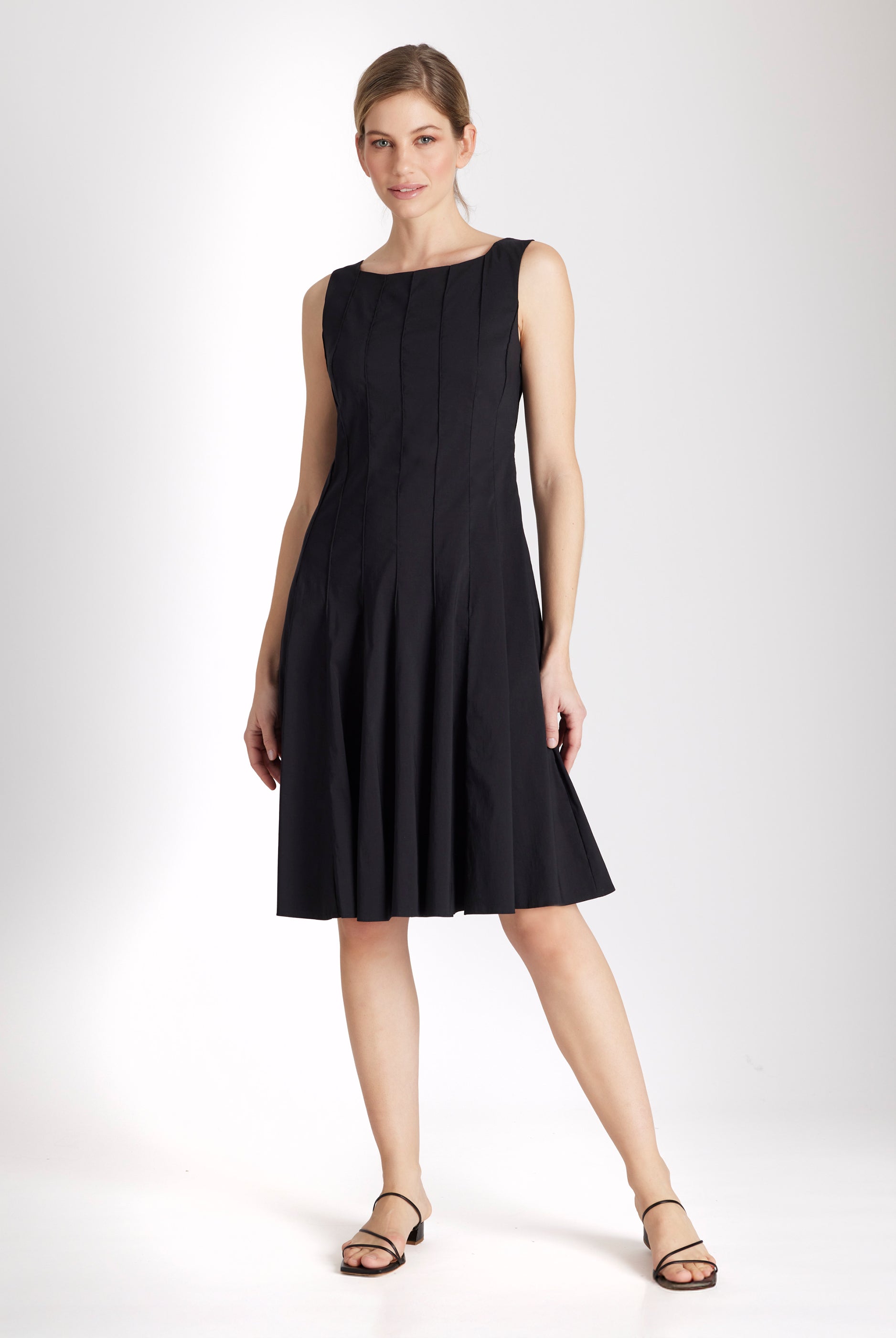 Knielanges, ärmelloses Kleid Mexico mit Biesen und tailliertem Schnitt in Schwarz