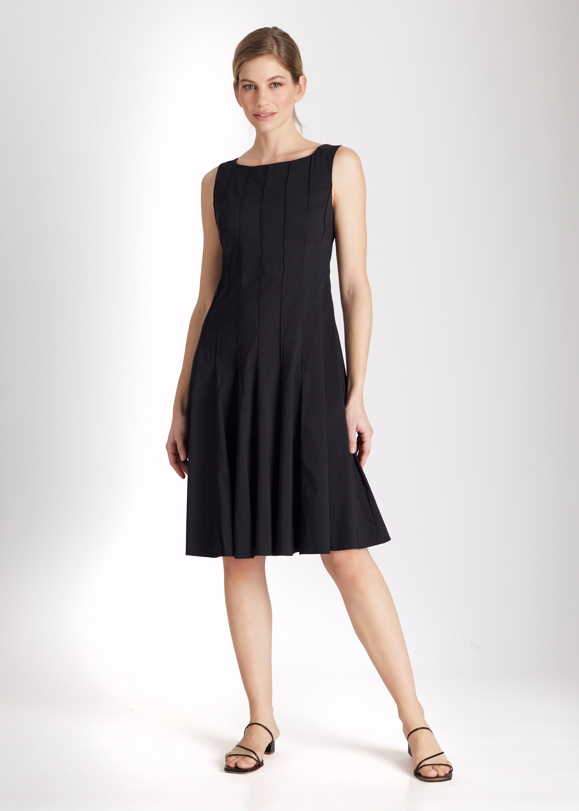 Knielanges, ärmelloses Kleid Mexico mit Biesen und tailliertem Schnitt in Schwarz