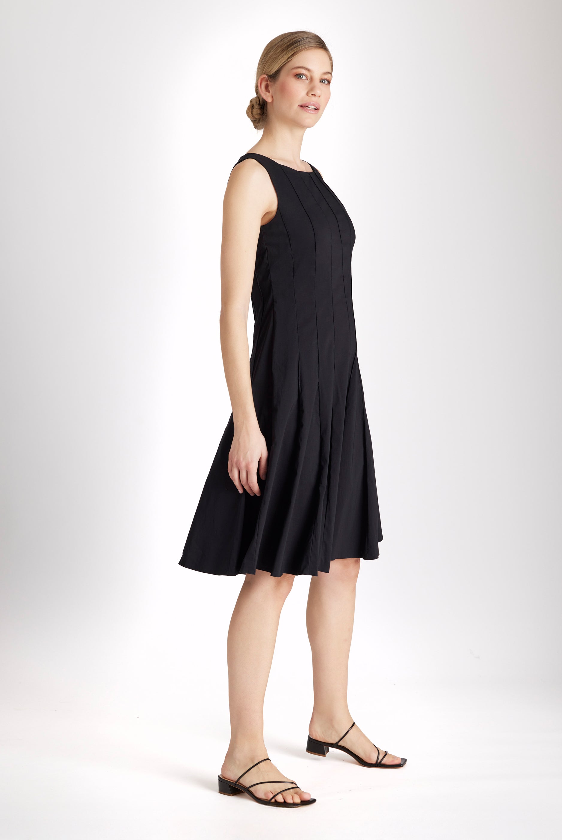 Knielanges, ärmelloses Kleid Mexico mit Biesen und tailliertem Schnitt in Schwarz