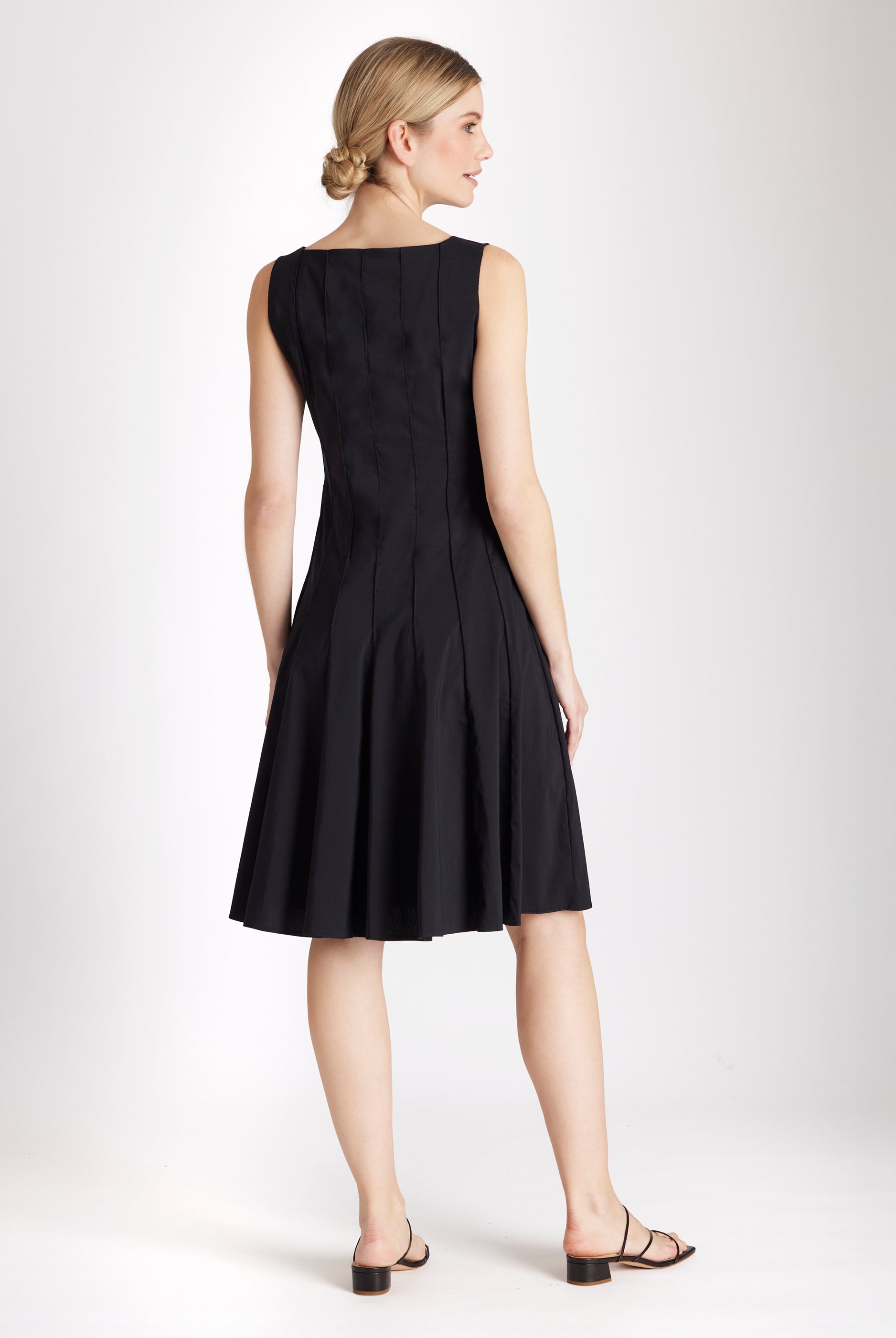 Knielanges, ärmelloses Kleid Mexico mit Biesen und tailliertem Schnitt in Schwarz