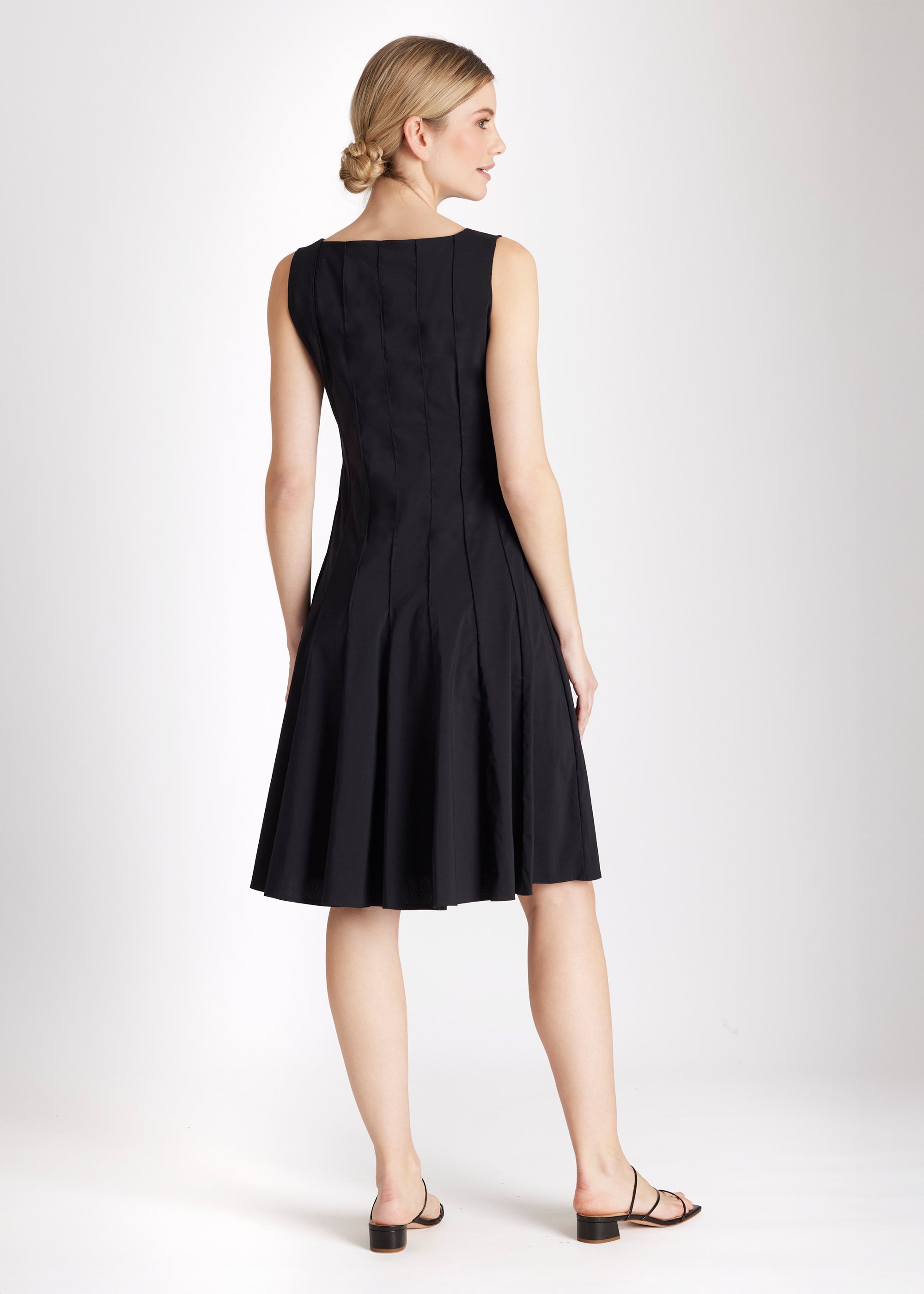 Knielanges, ärmelloses Kleid Mexico mit Biesen und tailliertem Schnitt in Schwarz