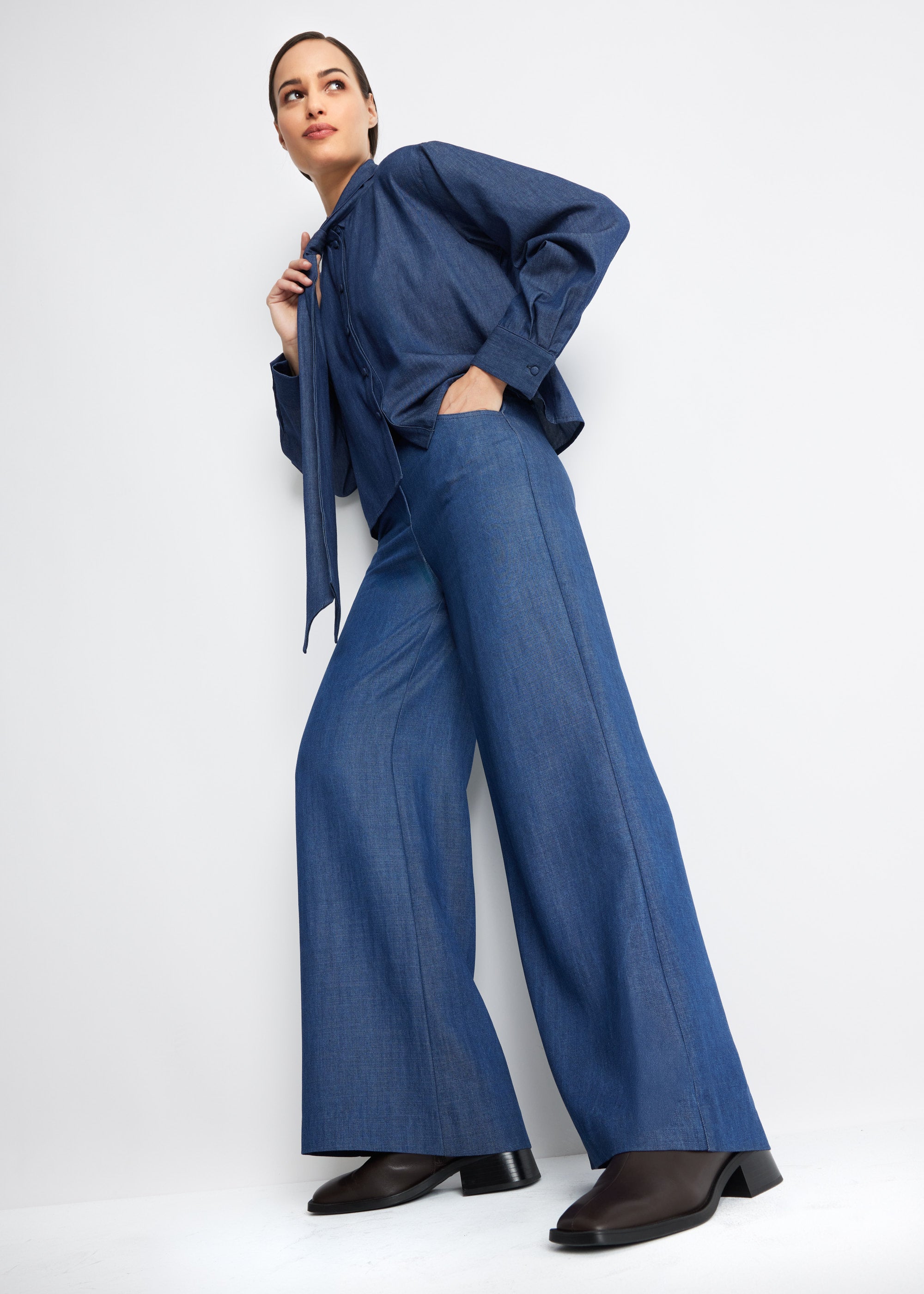 Weite Hose NAJEANS mit Knopf, Reißverschluss, Gürtelschlaufen, Eingrifftaschen und weitem Bein in Dunkelblau