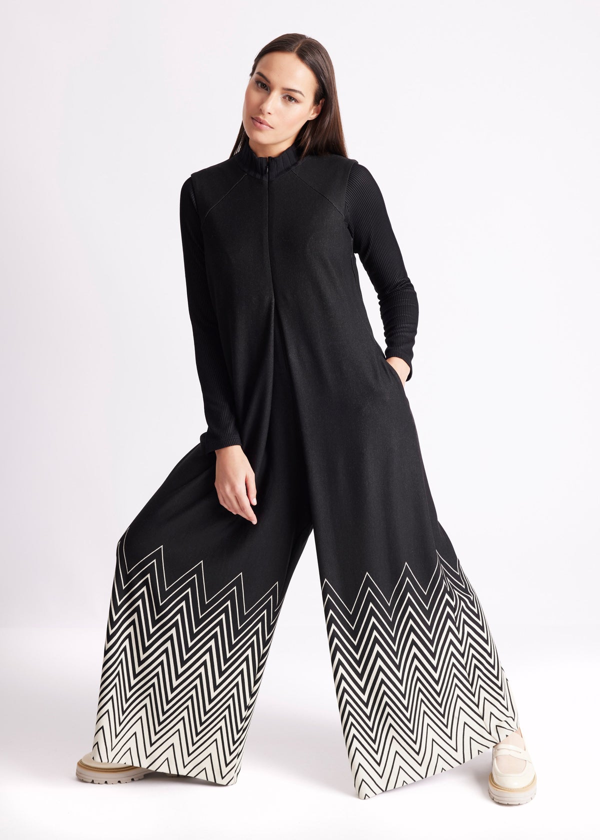 Legerer, ärmelloser Jumpsuit YIMSUI mit Stehkragen, Reißverschluss vorn, Eingrifftaschen und Muster in Schwarz