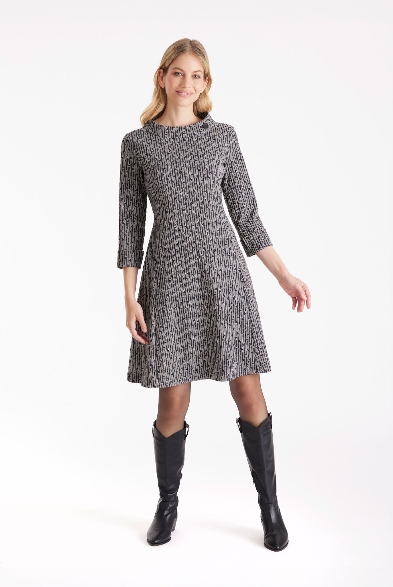 Knielanges, ausgestelltes Kleid EMOLIA mit Stehkragen, verkürzten Armen und geometrischem Muster in Grau