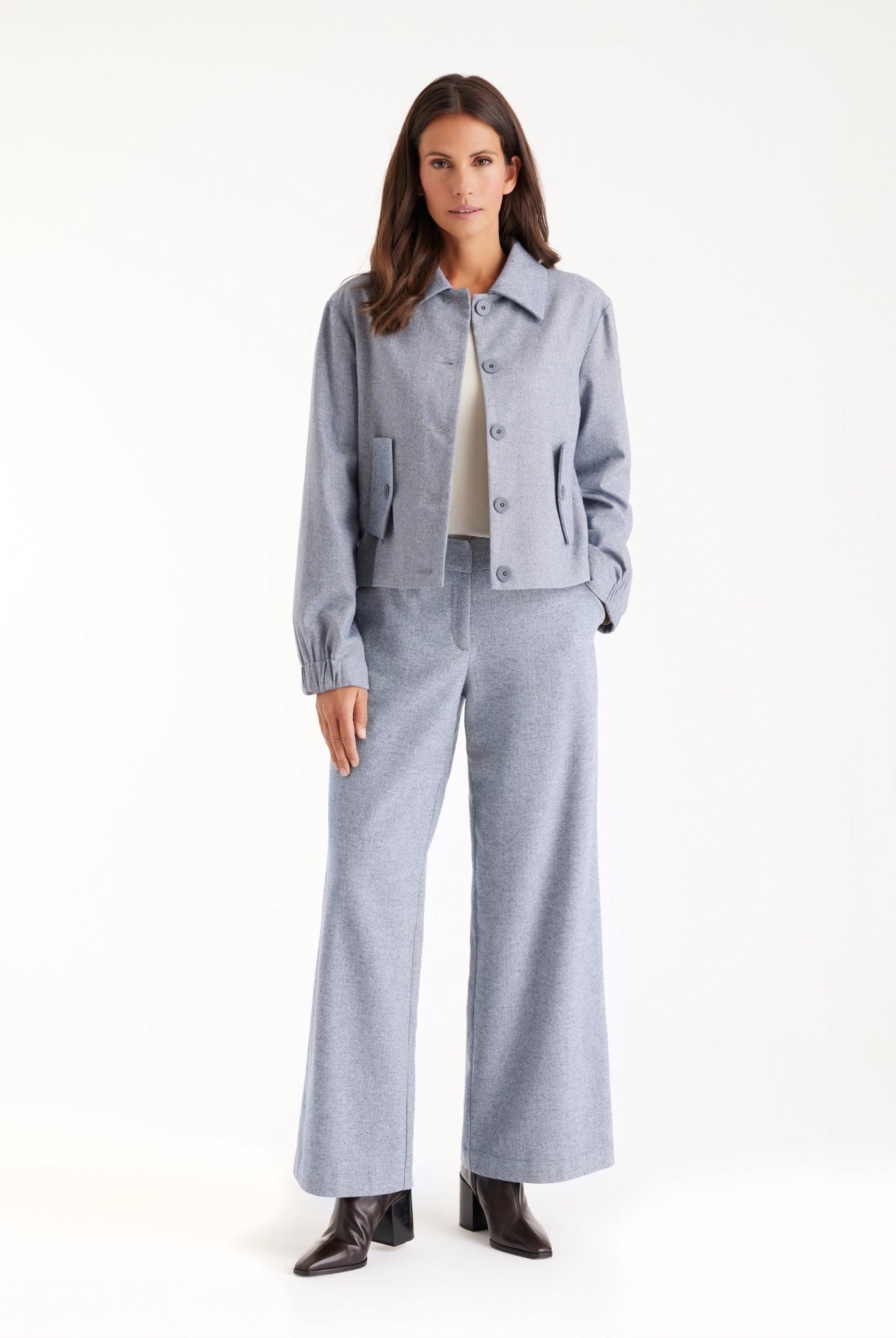 Blouson-Jacke YIJIRI mit Kragen, Knopfleiste und schrägen Taschen in Blau