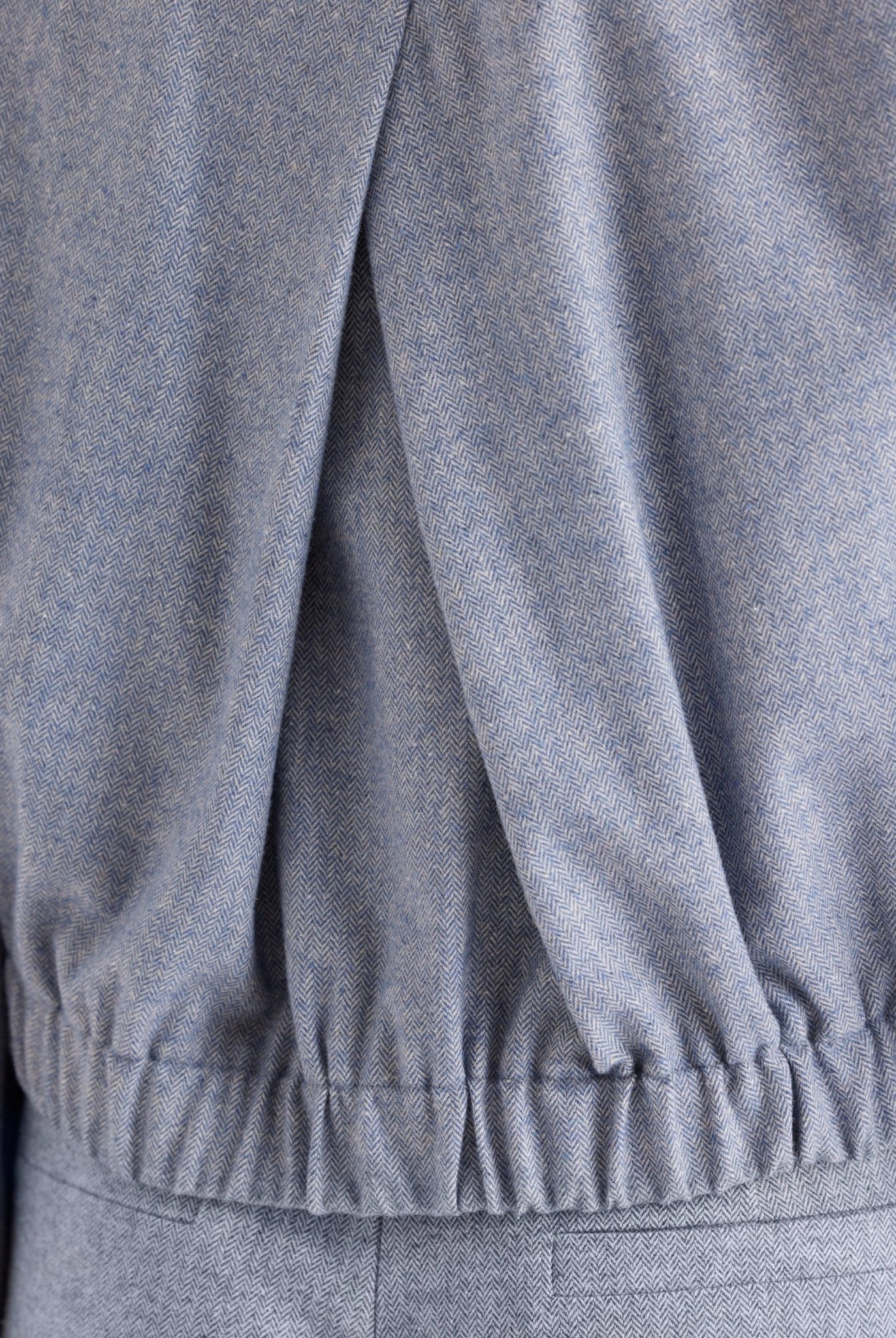 Blouson-Jacke YIJIRI mit Kragen, Knopfleiste und schrägen Taschen in Blau