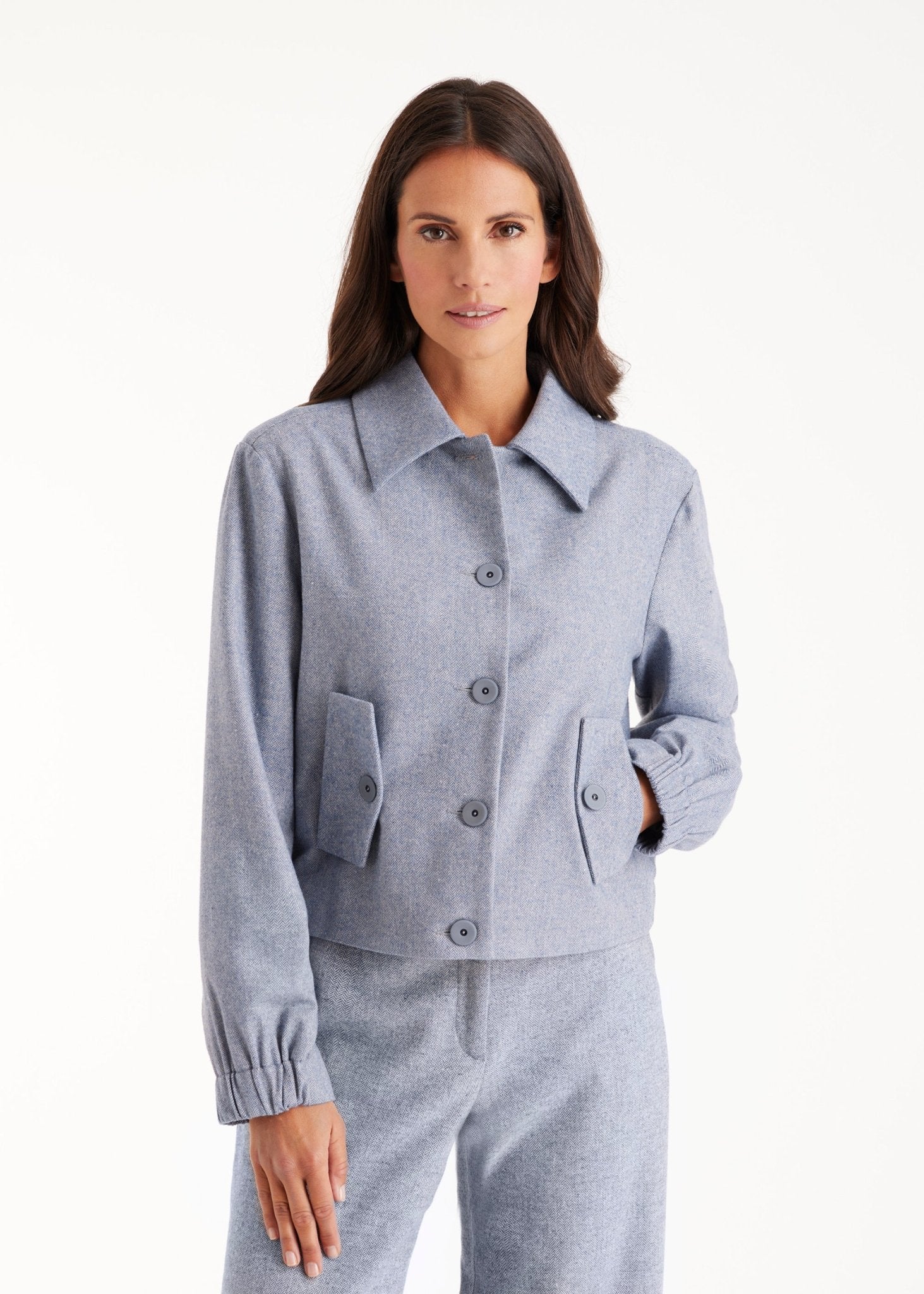 Blouson-Jacke YIJIRI mit Kragen, Knopfleiste und schrägen Taschen in Blau