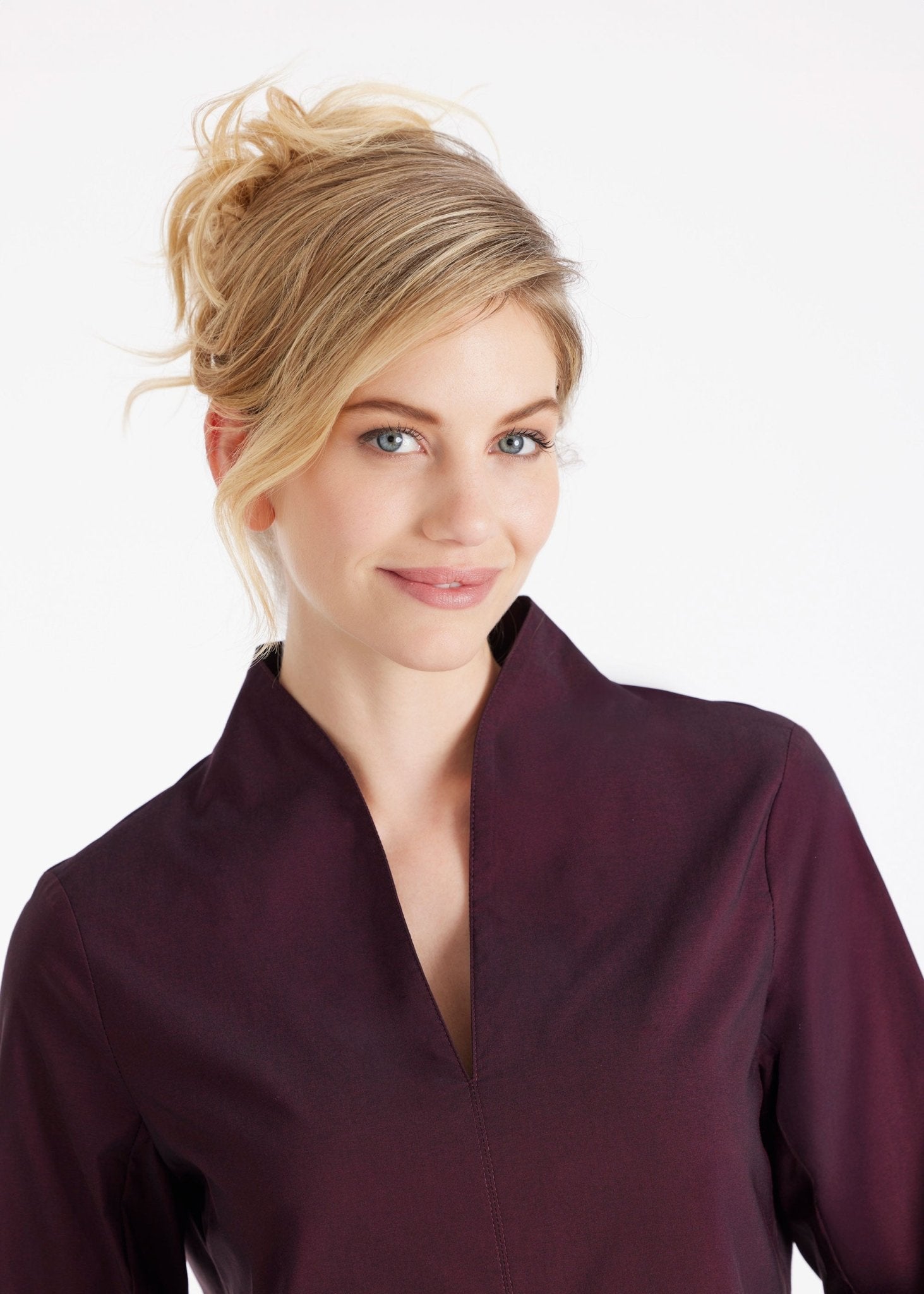 Bluse JIBRYX mit kleinem Stehkragen, V-Ausschnitt und langen Armen in Dunkelrot