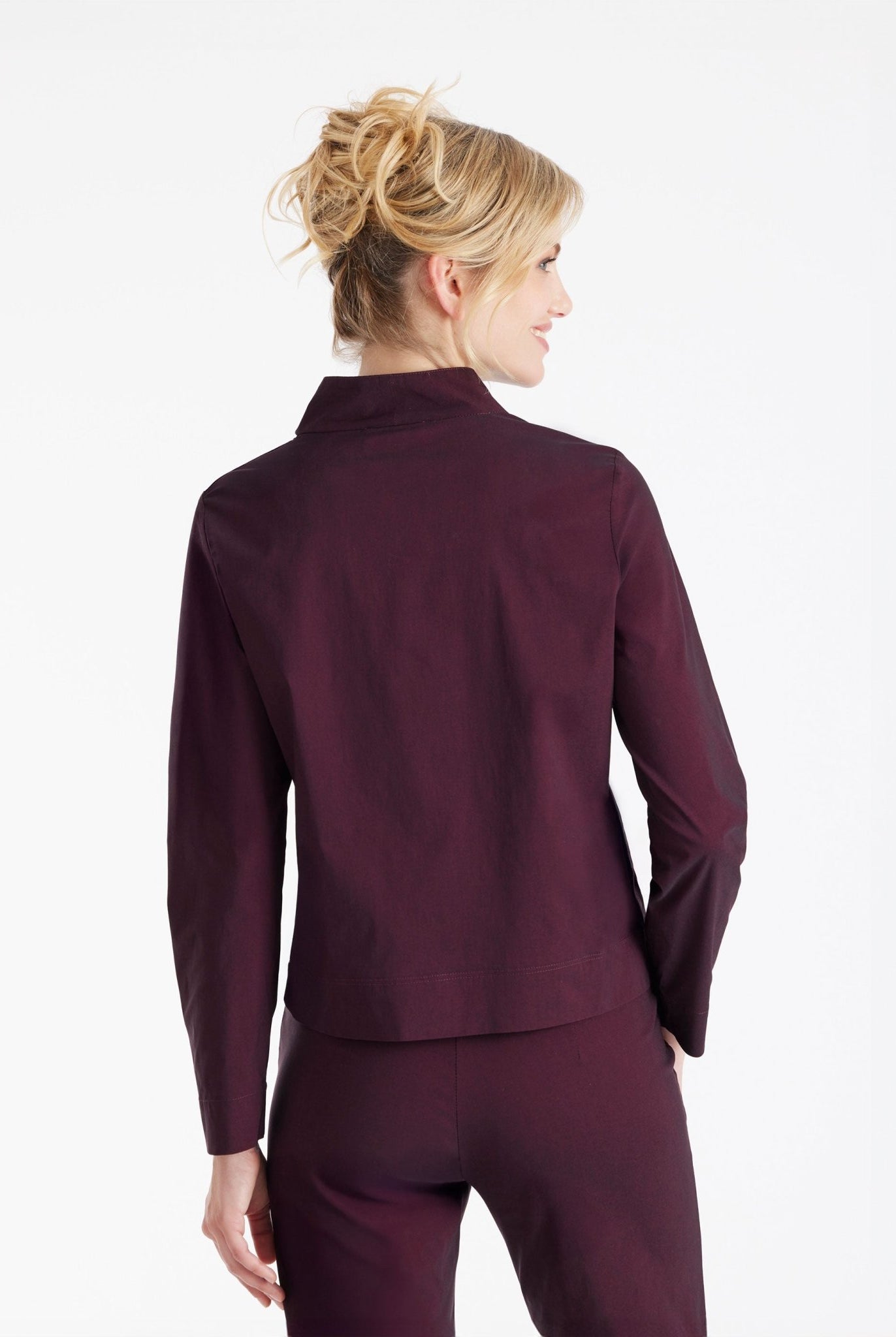 Bluse JIBRYX mit kleinem Stehkragen, V-Ausschnitt und langen Armen in Dunkelrot