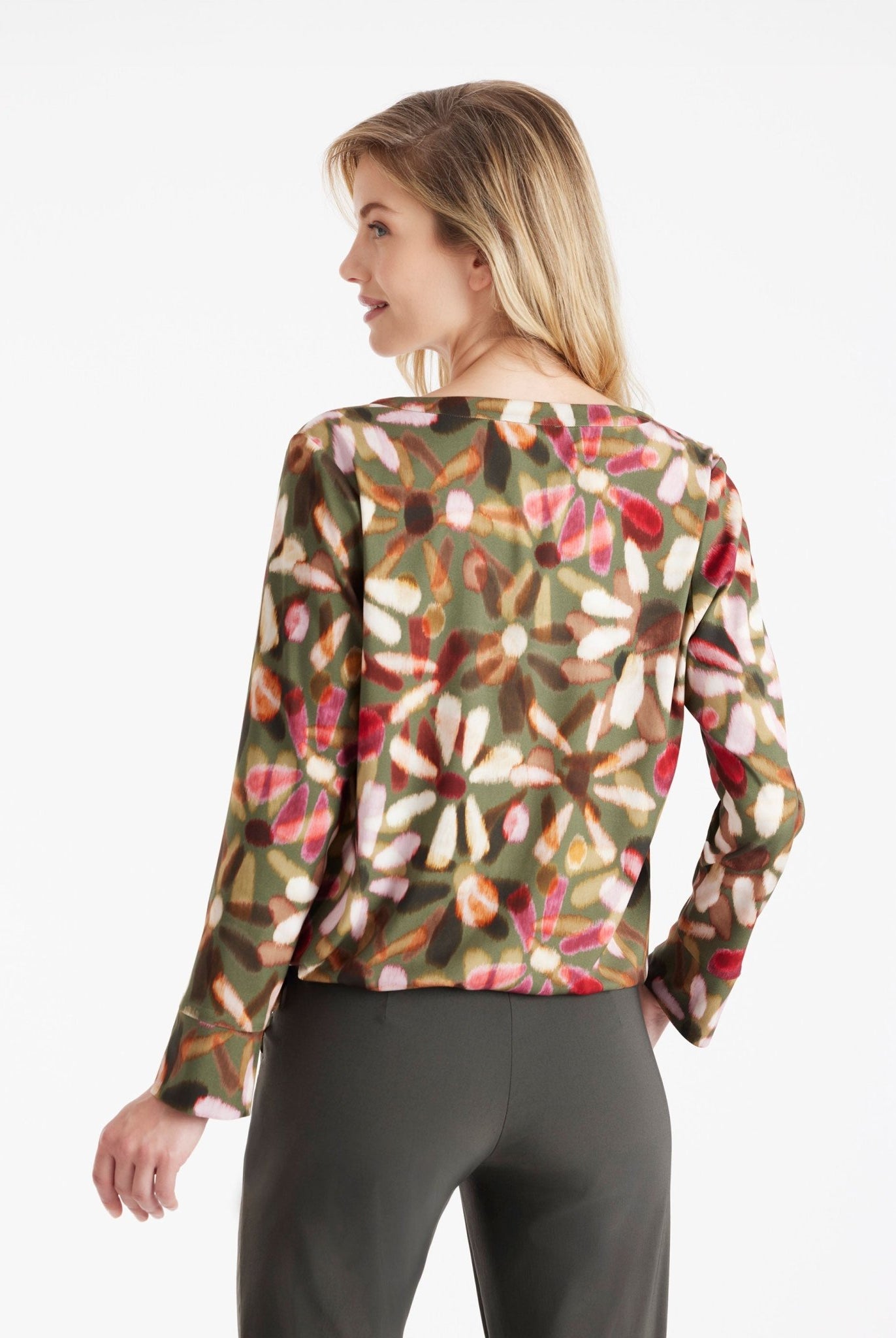Bluse NABLOY mit Rundhals, kleinem V-Ausschnitt, langen Armen und mehrfarbigem Blumenmuster
