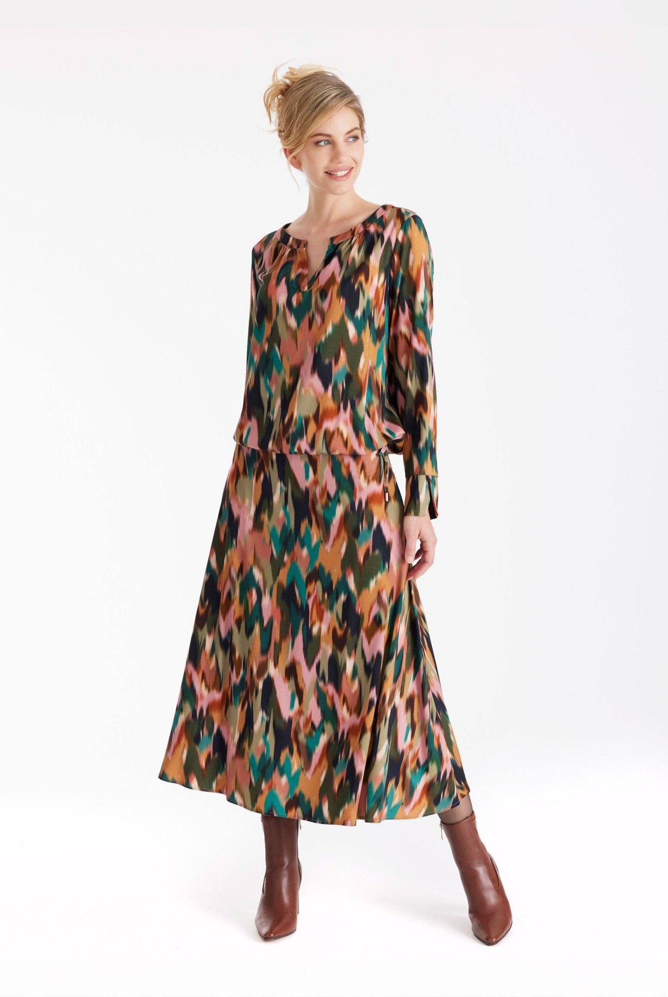 Bluse NABLOY mit Rundhals, kleinem V-Ausschnitt, langen Armen und mehrfarbigem Blumenmuster