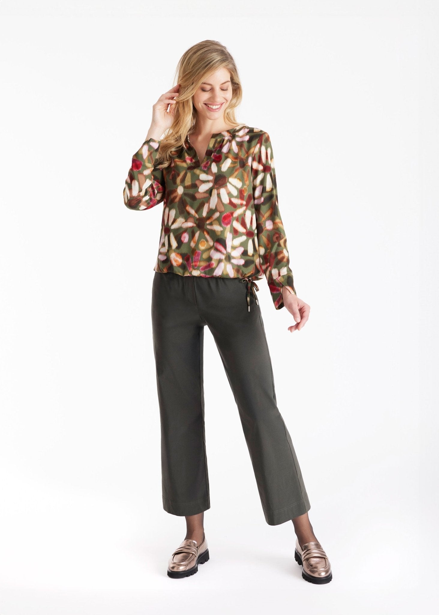 Bluse NABLOY mit Rundhals, kleinem V-Ausschnitt, langen Armen und mehrfarbigem Blumenmuster