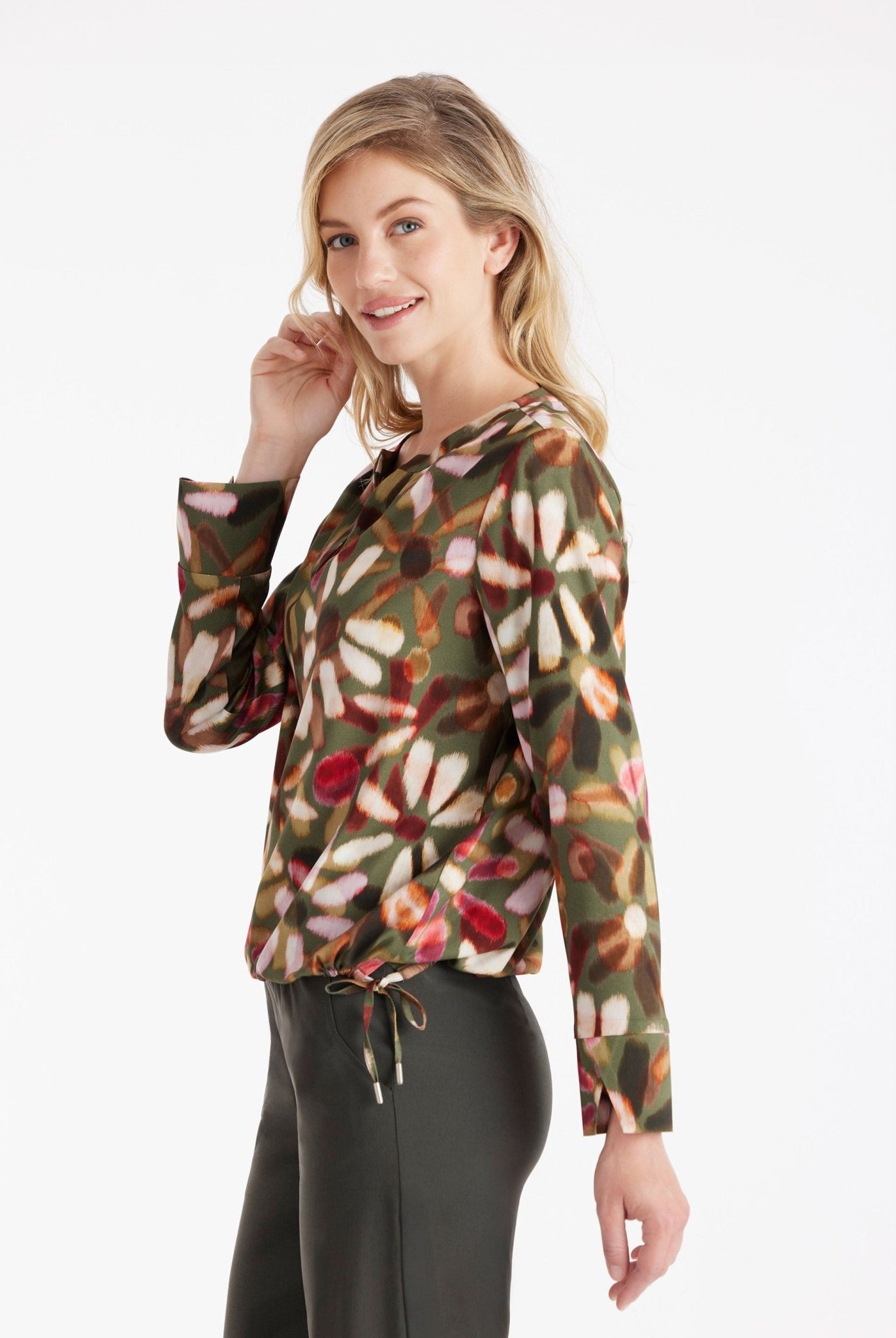 Bluse NABLOY mit Rundhals, kleinem V-Ausschnitt, langen Armen und mehrfarbigem Blumenmuster