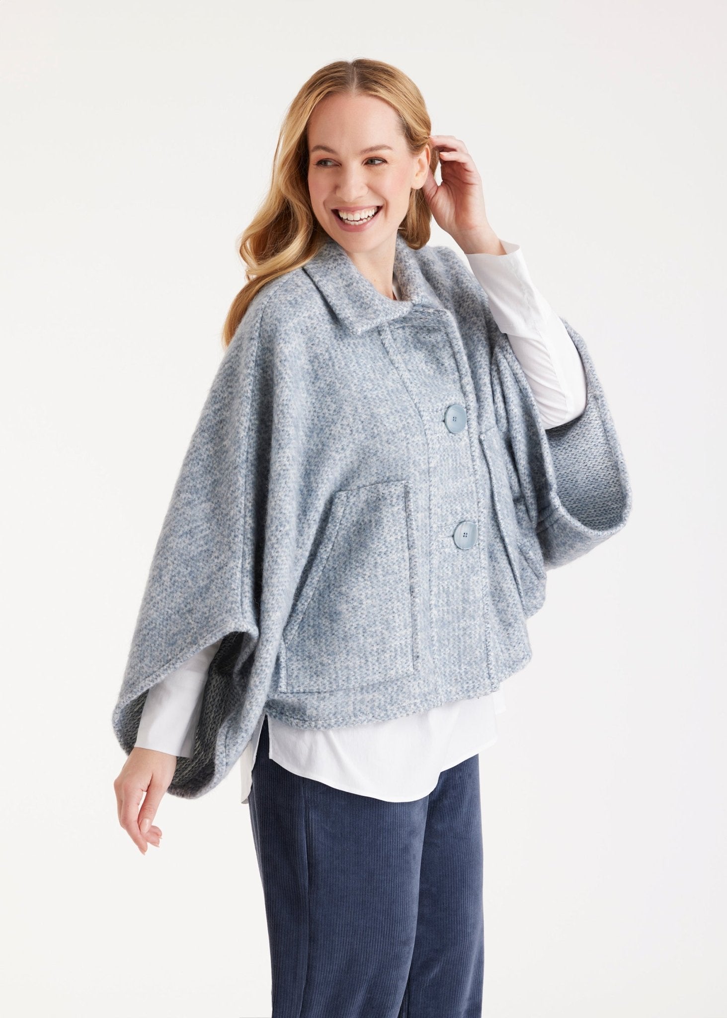 Weites Cape YAMYKA mit Kragen, Knopfleiste und großen Taschen aus grobem Stoff in Hellblau