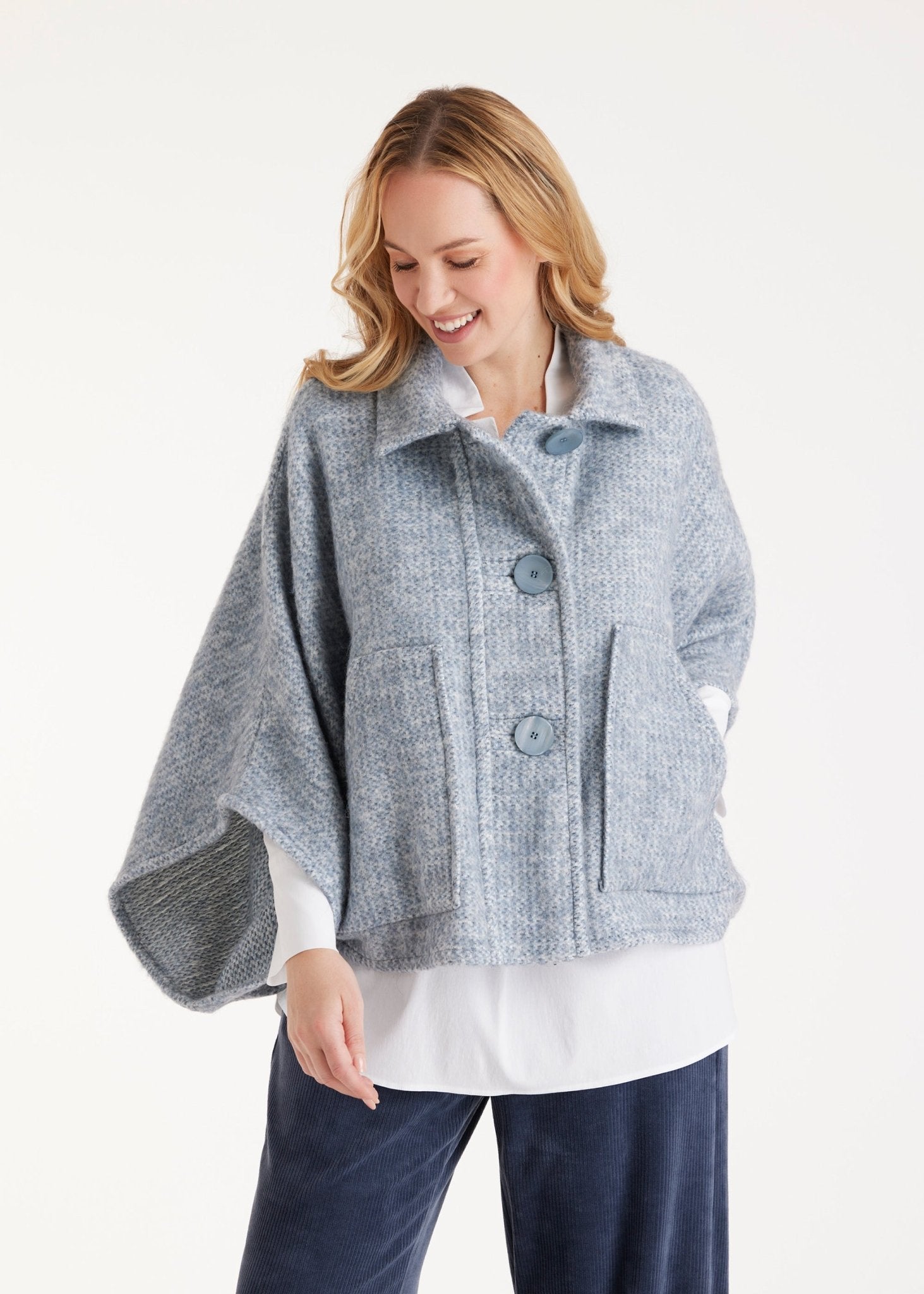 Weites Cape YAMYKA mit Kragen, Knopfleiste und großen Taschen aus grobem Stoff in Hellblau