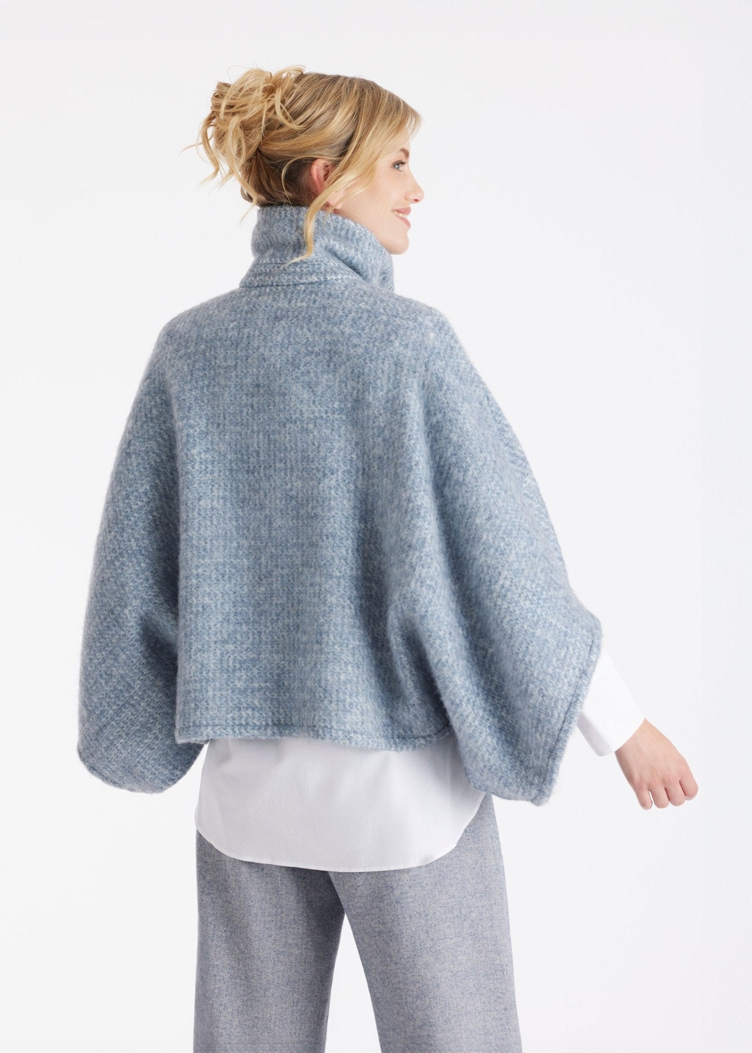 Weites Cape YAMYKA mit Kragen, Knopfleiste und großen Taschen aus grobem Stoff in Hellblau