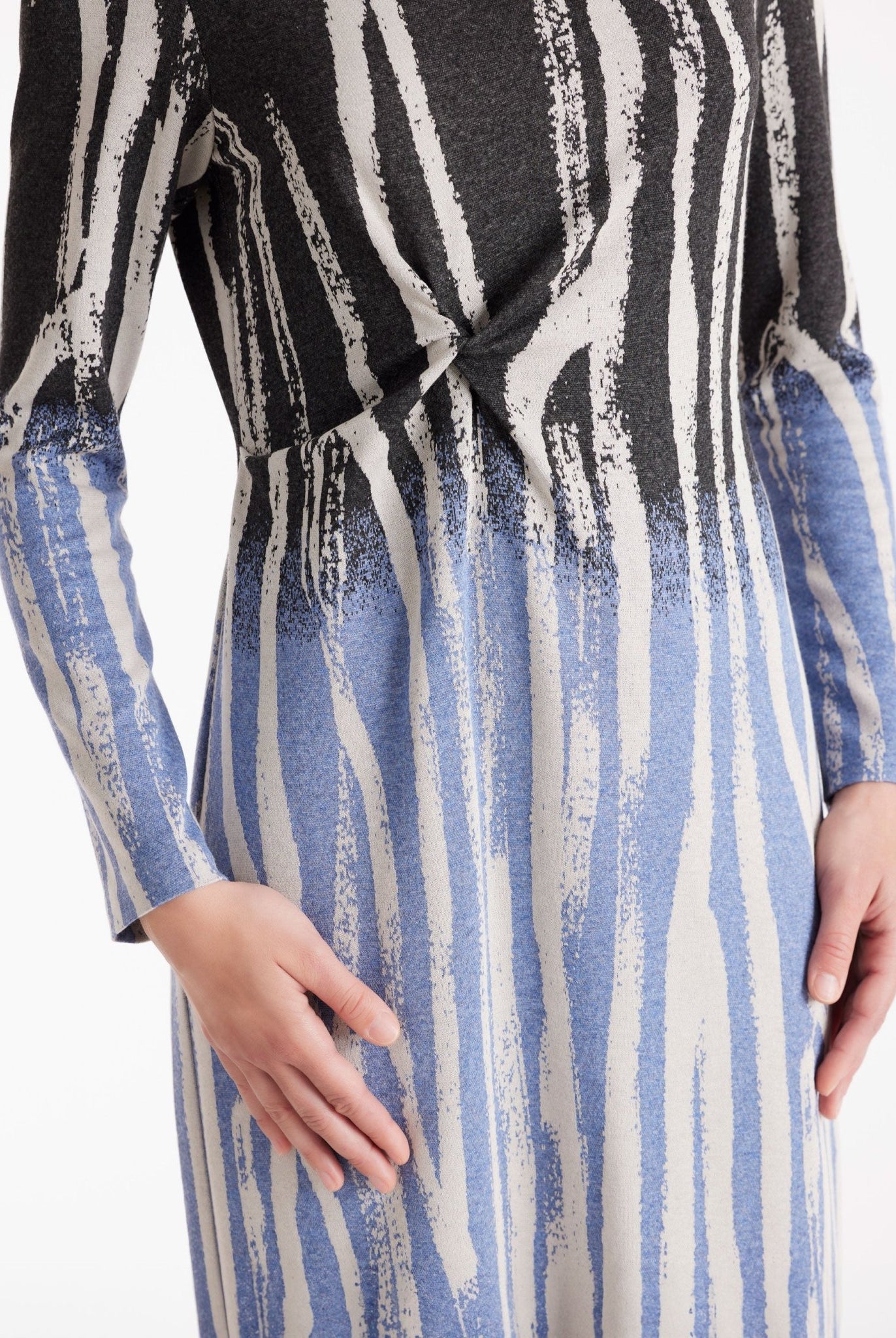 Etuikleid QUUU mit U-Boot-Ausschnitt, langen Armen und Wellenmuster in Schwarz, Blau und Weiß