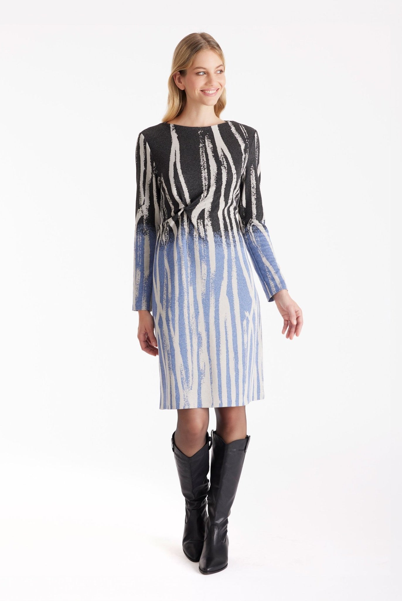 Etuikleid QUUU mit U-Boot-Ausschnitt, langen Armen und Wellenmuster in Schwarz, Blau und Weiß