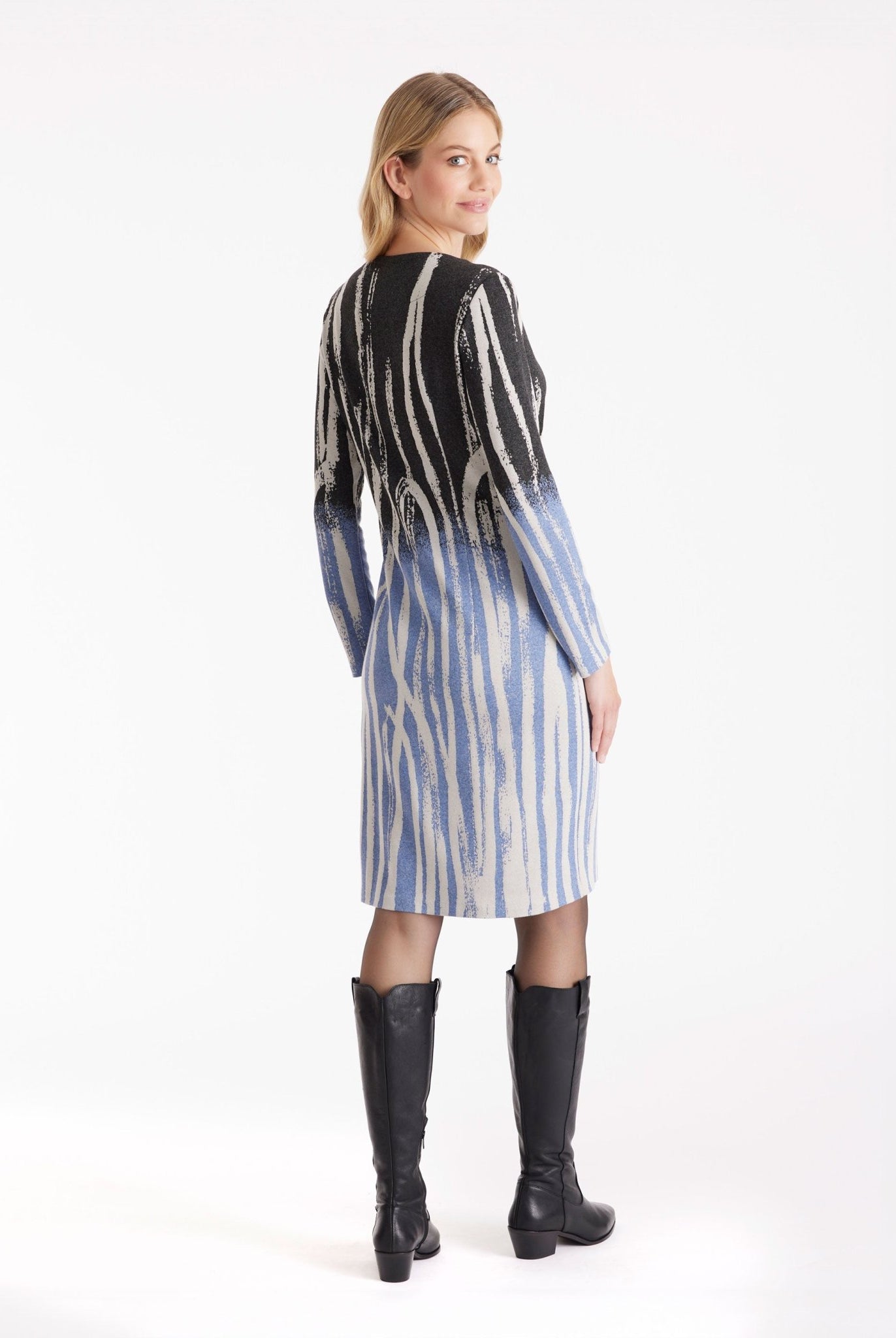 Etuikleid QUUU mit U-Boot-Ausschnitt, langen Armen und Wellenmuster in Schwarz, Blau und Weiß