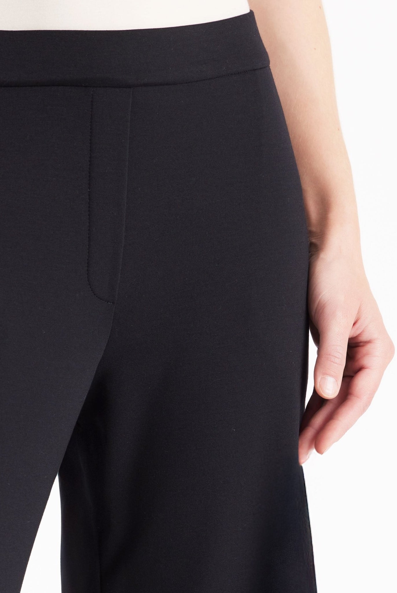 Hose GYPANTA mit geradem, lockerem Bein und seitlichen Eingrifftaschen in Schwarz