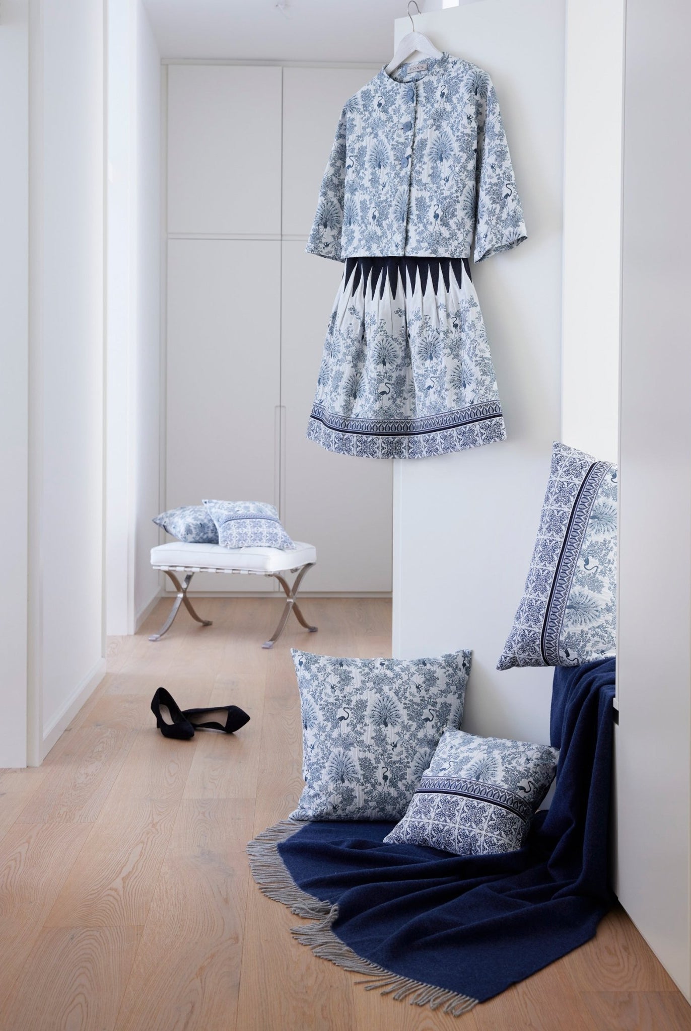 Gewebte Dekokissenhülle EVELIN in Größe 50x50 cm aus edlem Jacquard-Stoff mit dunkelblauem Pfauen-Muster