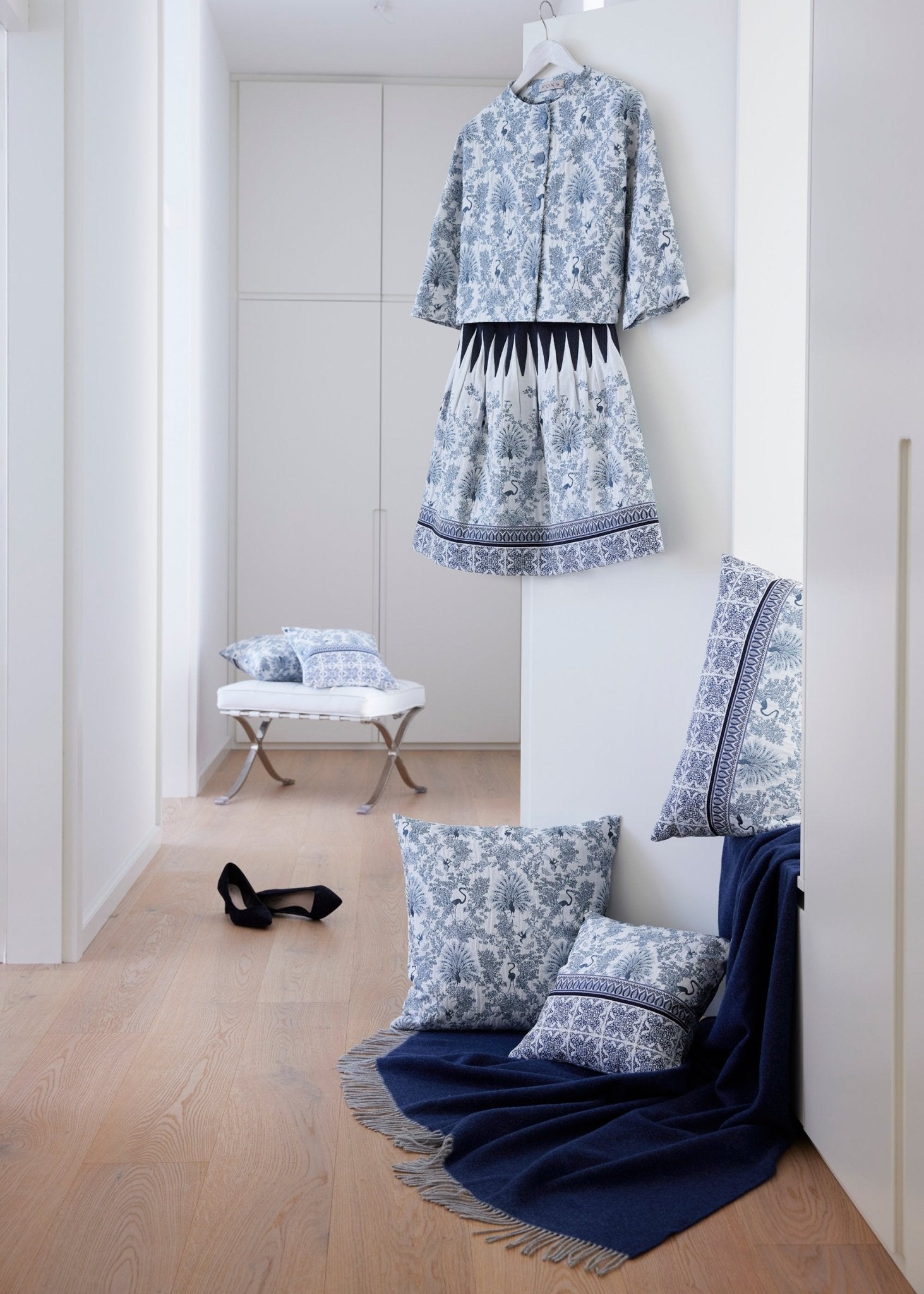 Gewebte Dekokissenhülle EVELIN in Größe 50x50 cm aus edlem Jacquard-Stoff mit dunkelblauem Pfauen-Muster